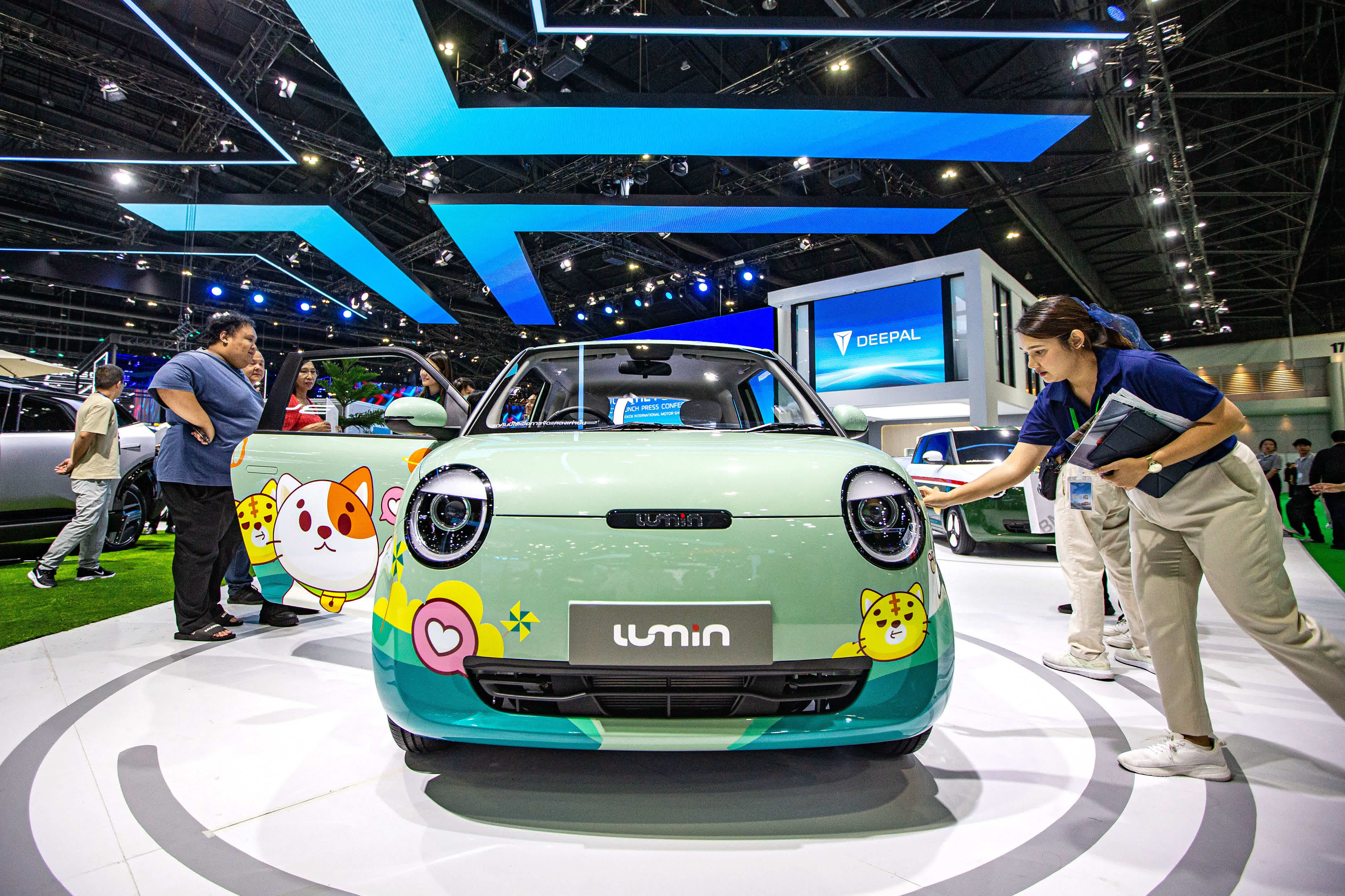 3月27日，觀眾在泰國曼谷國際車展上參觀長安Lumin汽車。（新華社）