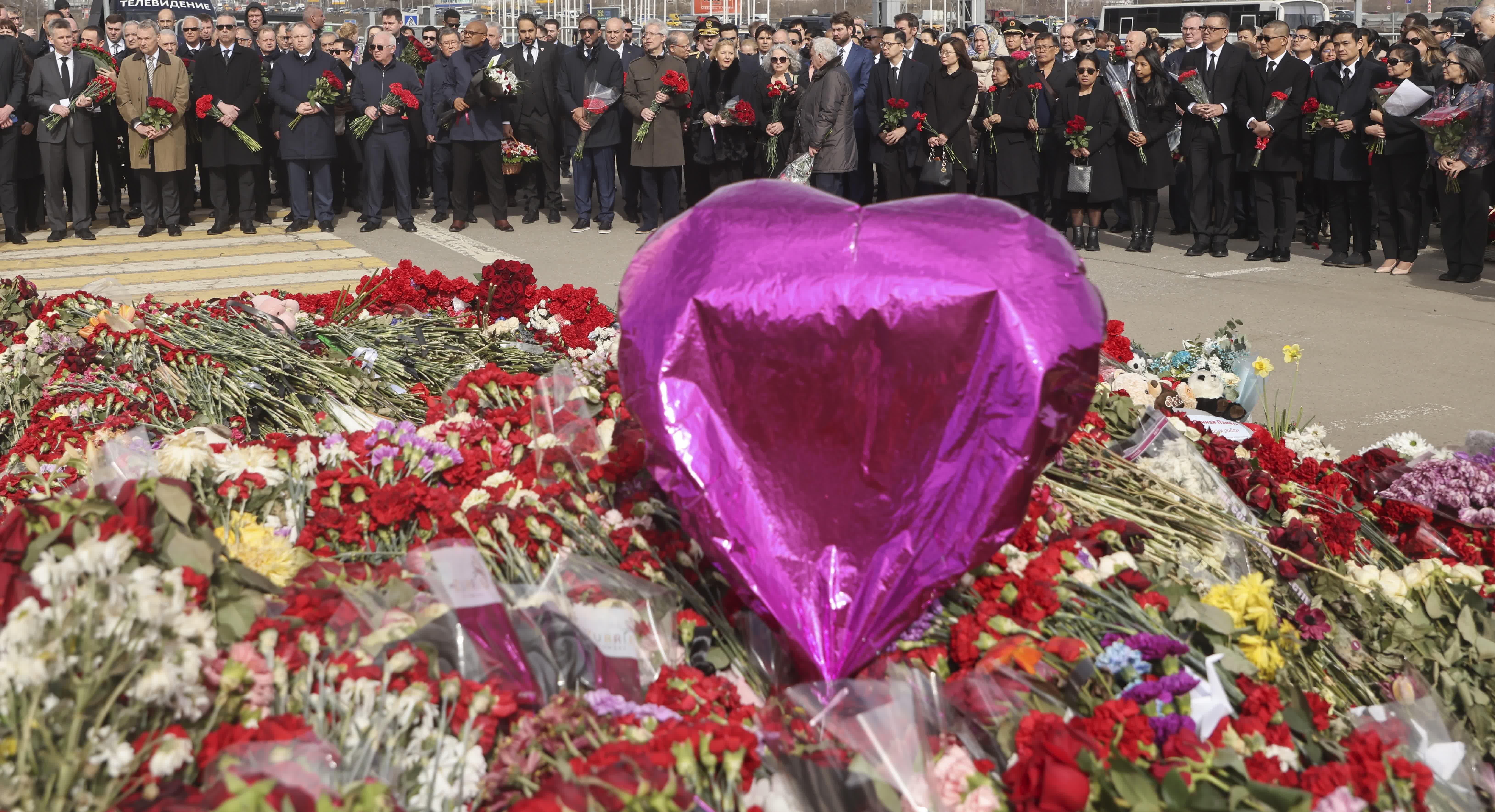30日，多國代表到俄羅斯莫斯科市郊的番紅花城市大廳紀念牆前出席儀式，悼念音樂廳恐襲的死難者。（路透社）