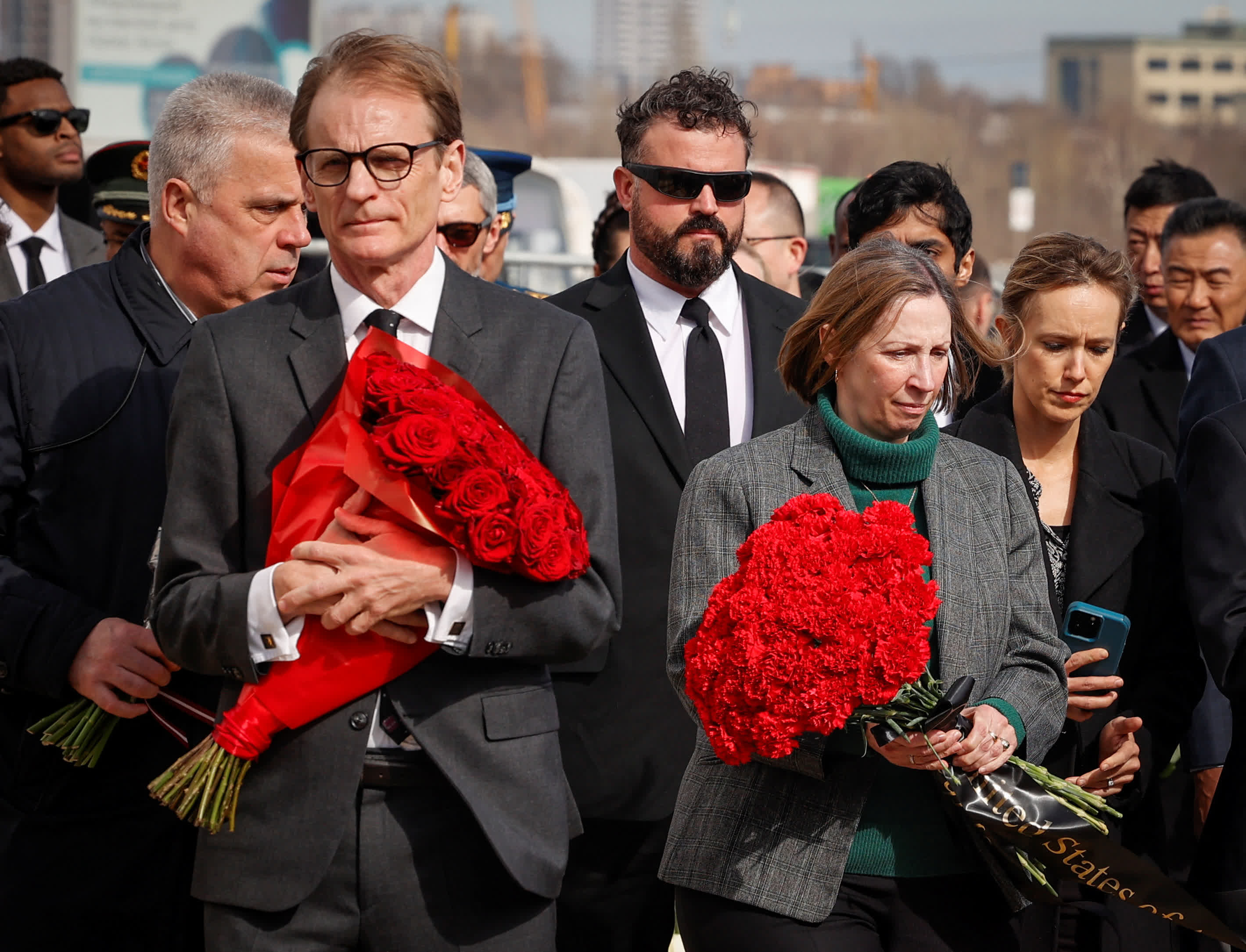 30日，多國代表到俄羅斯莫斯科市郊的番紅花城市大廳紀念牆前出席儀式，悼念音樂廳恐襲的死難者。（路透社）