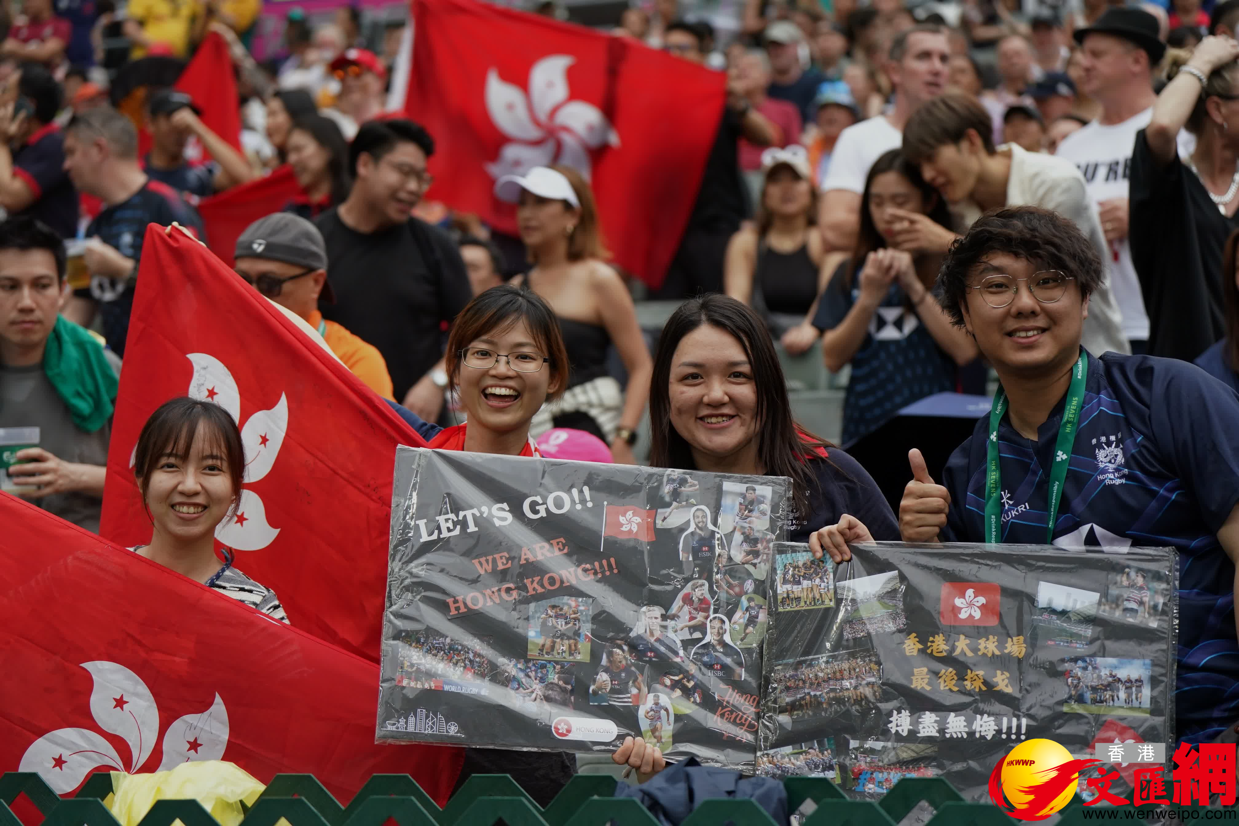 今屆香港國際七人欖球賽進入煞科日，雖然一度下起大雨，不過仍無阻一眾球迷入場狂歡。（香港文匯報記者郭正謙 攝）