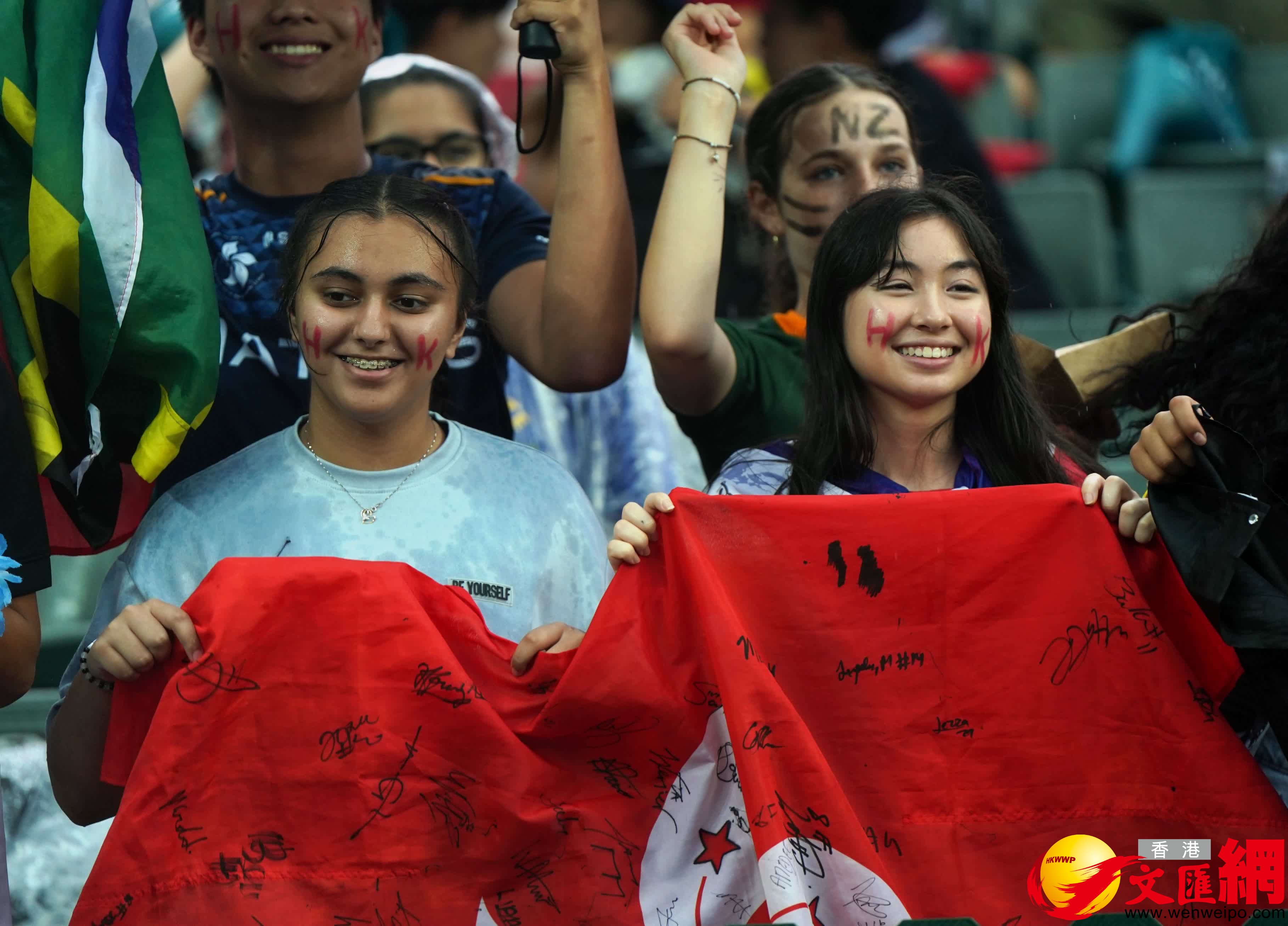 今屆香港國際七人欖球賽進入煞科日，雖然一度下起大雨，不過仍無阻一眾球迷入場狂歡。（香港文匯報記者郭正謙 攝）