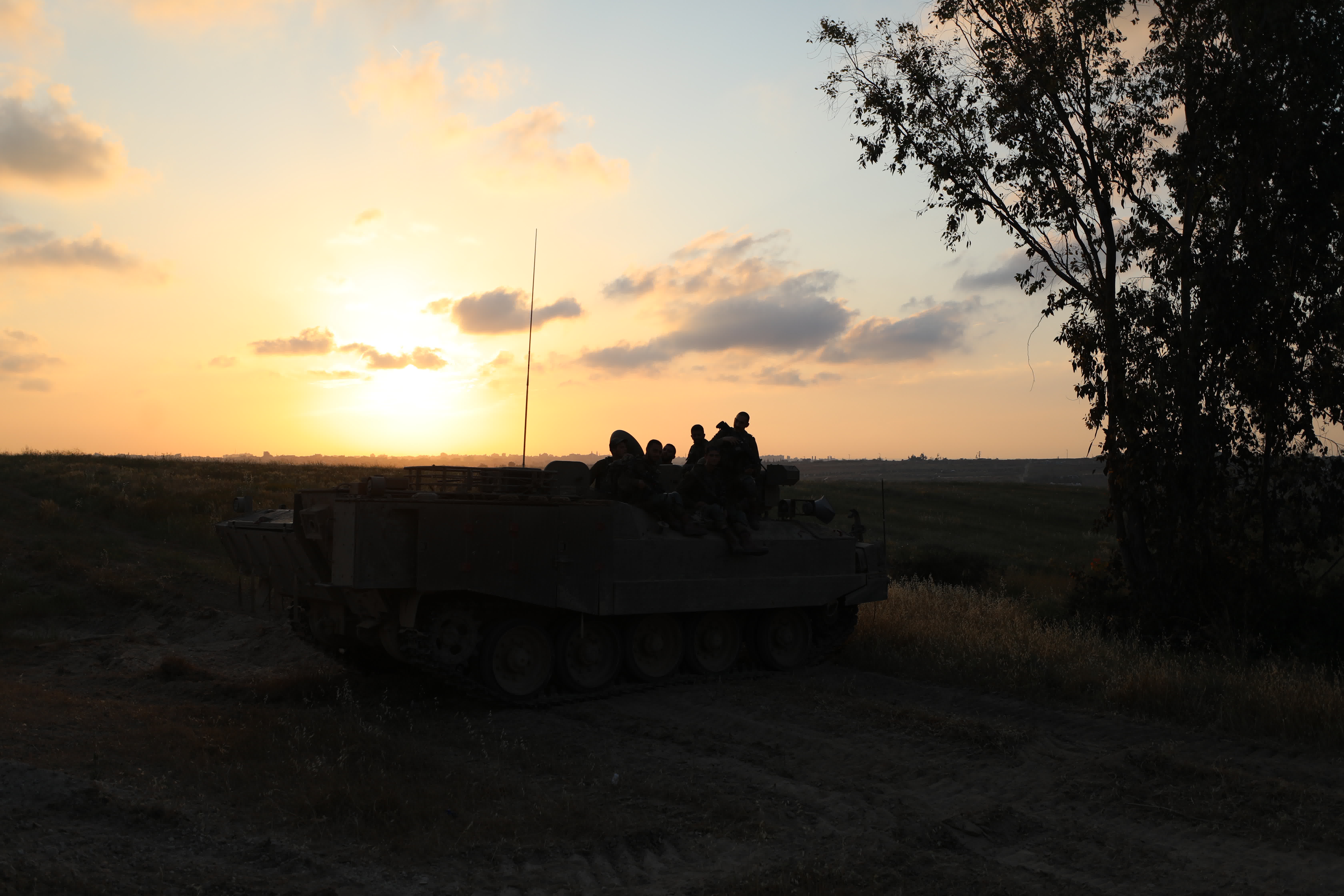 這是4月7日拍攝的加沙地帶和以色列邊境以色列一側的以軍部隊。（新華社）