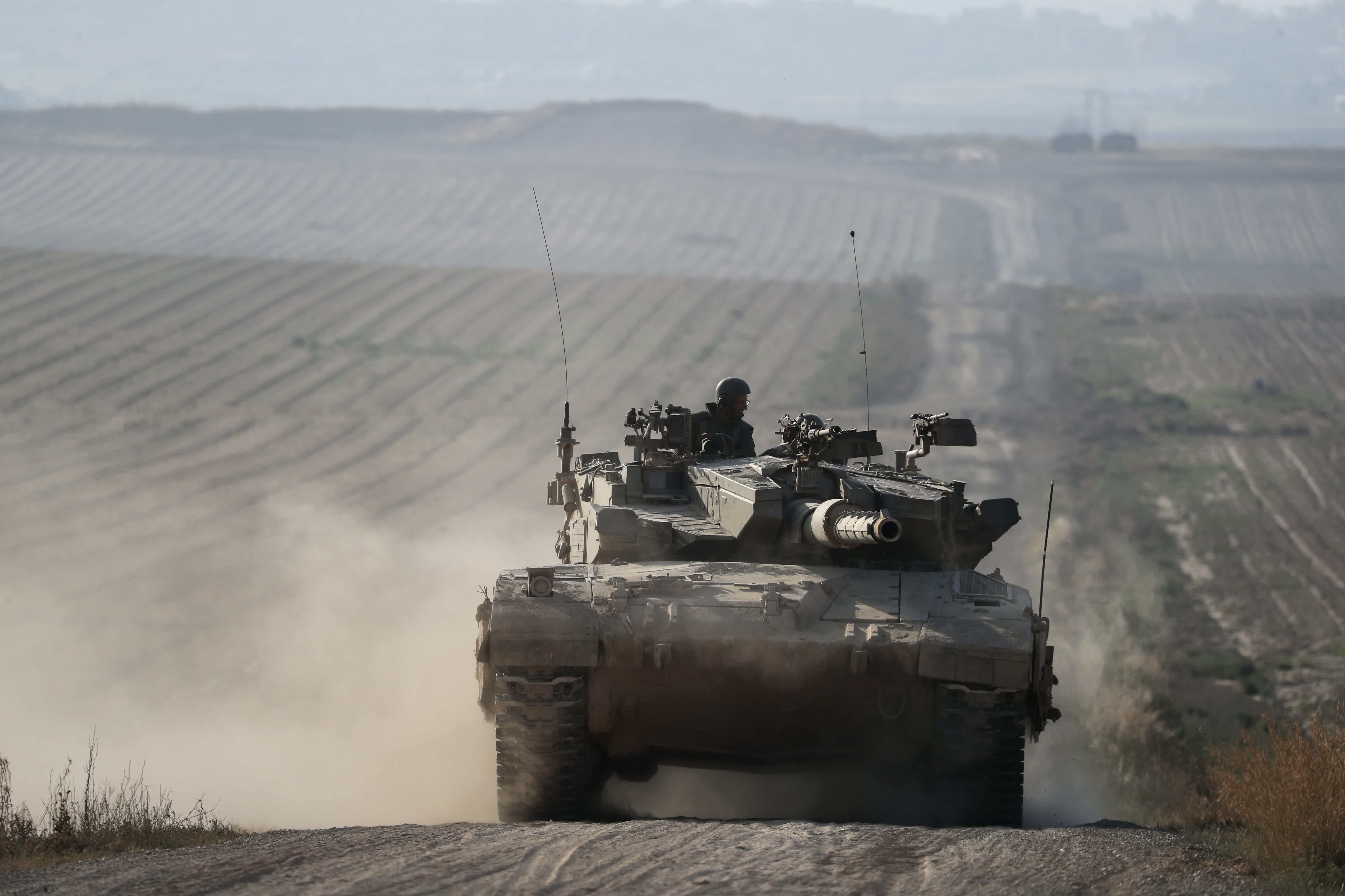 這是4月7日拍攝的加沙地帶和以色列邊境以色列一側的以軍。（新華社）
