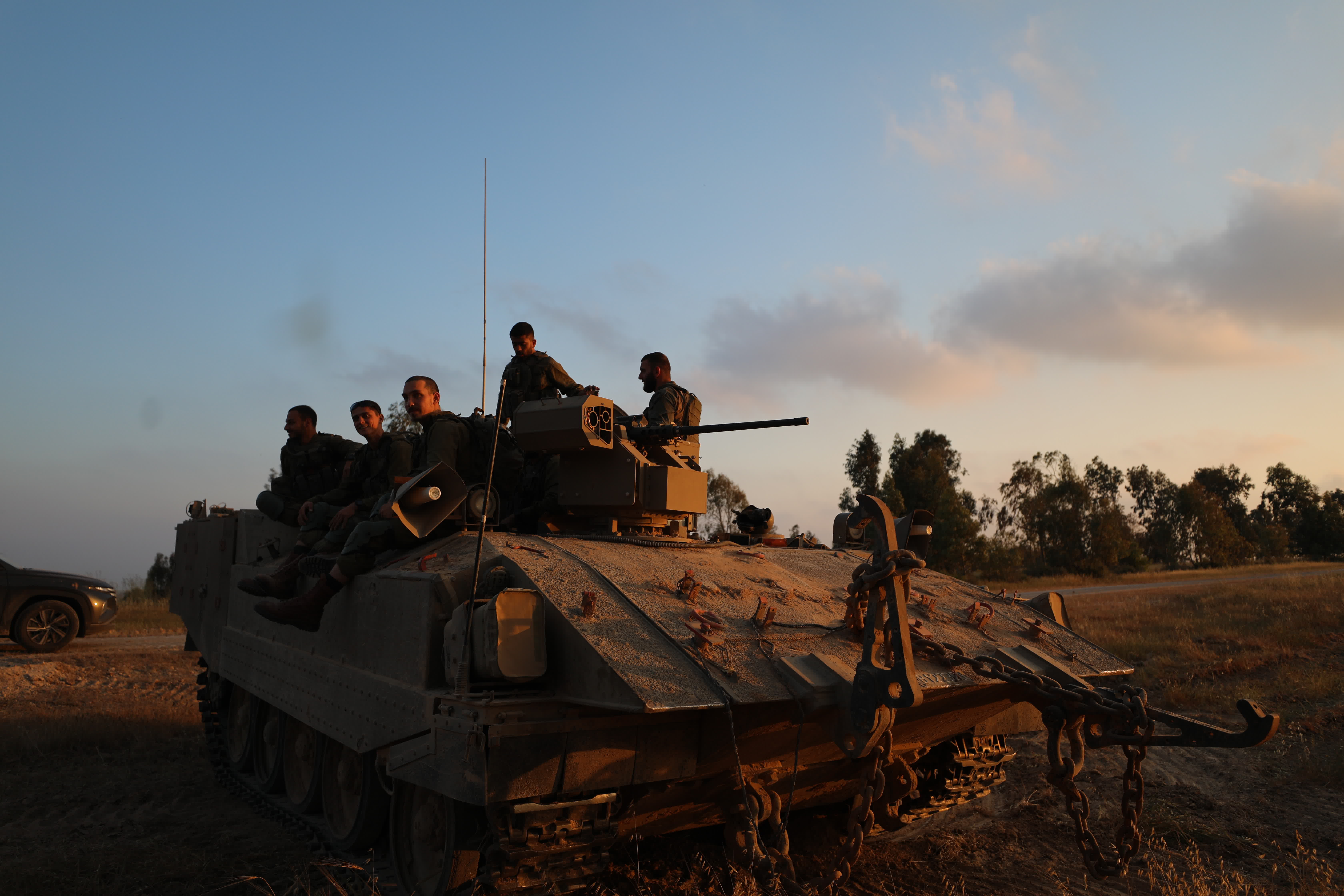 這是4月7日拍攝的加沙地帶和以色列邊境以色列一側的以軍部隊。（新華社）
