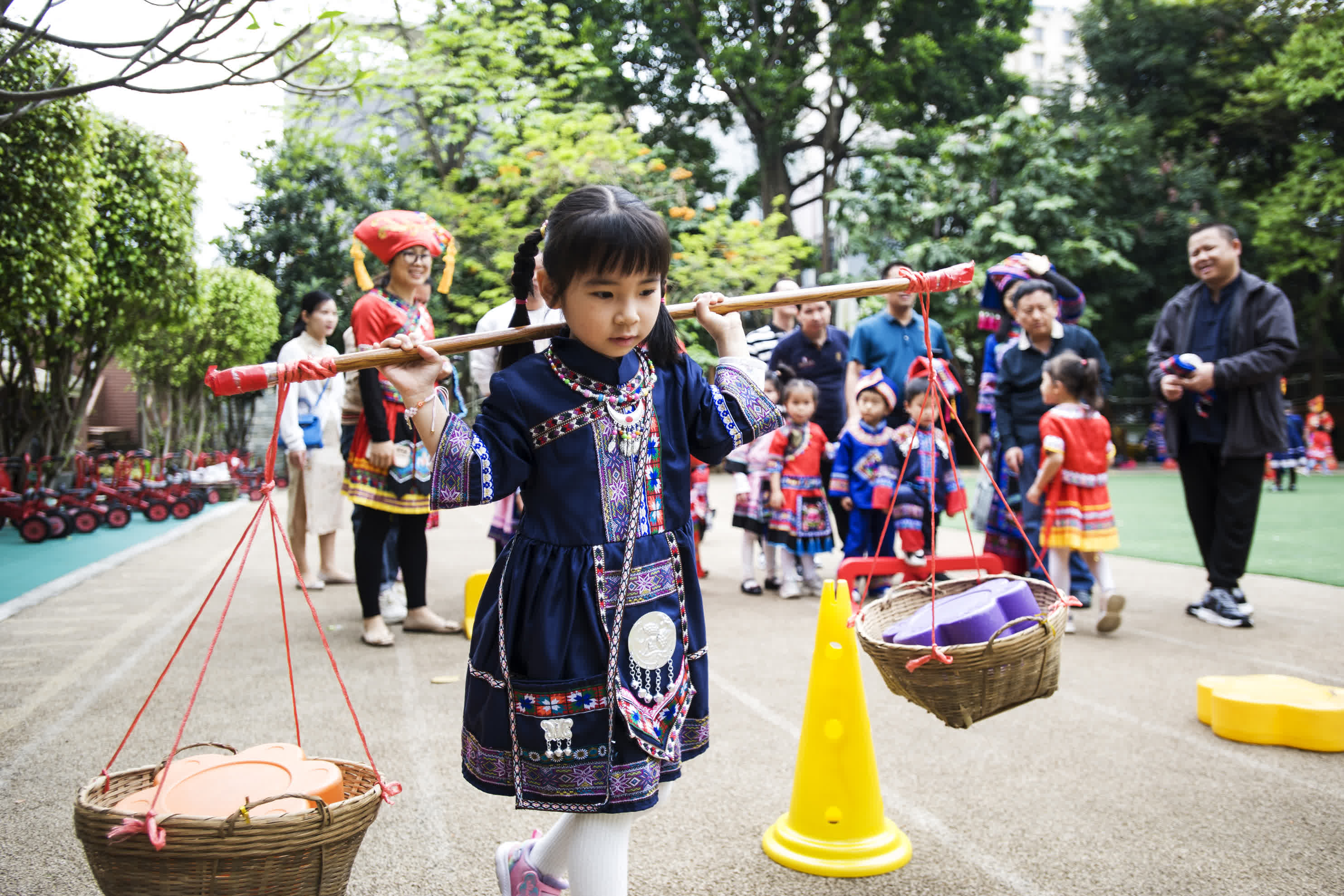 4月9日，在廣西南寧市直屬機關保育院，小朋友們參加挑擔子比賽。（新華社）