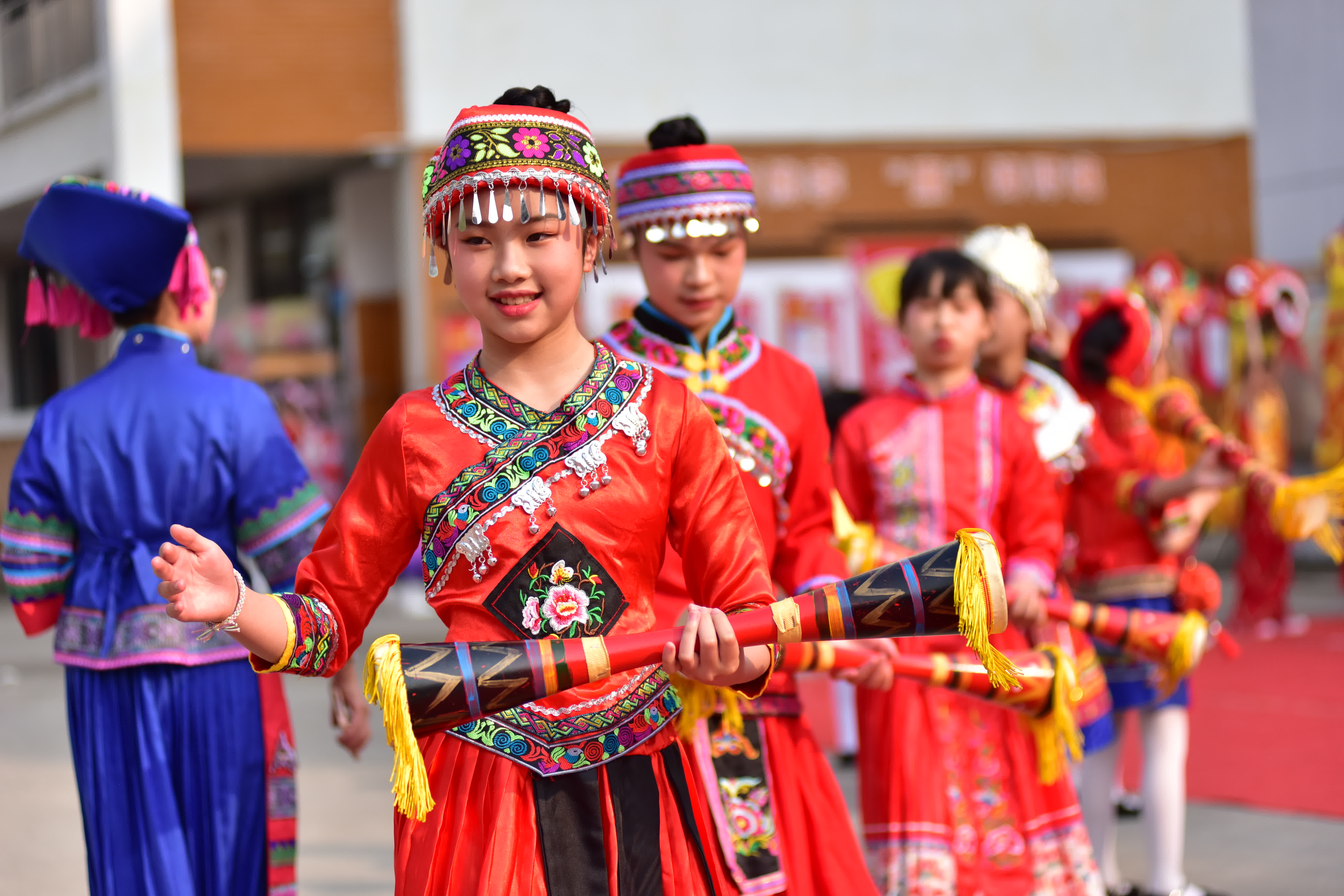 4月9日，在廣西賀州市太白路小學，學生在表演瑤族長鼓舞。（新華社）