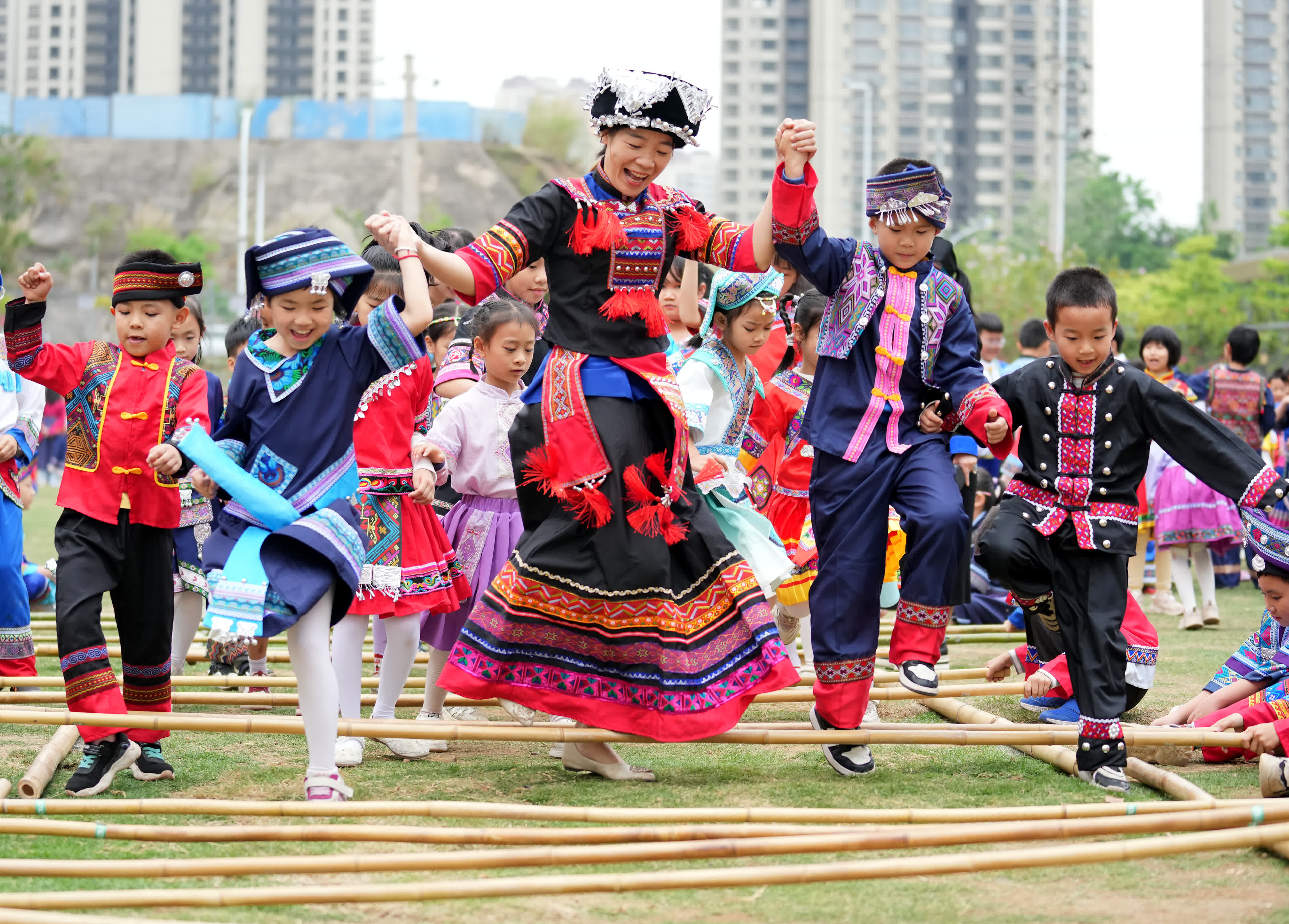4月9日，在廣西南寧市邕寧區江灣路小學，師生一起跳竹竿舞。（新華社）