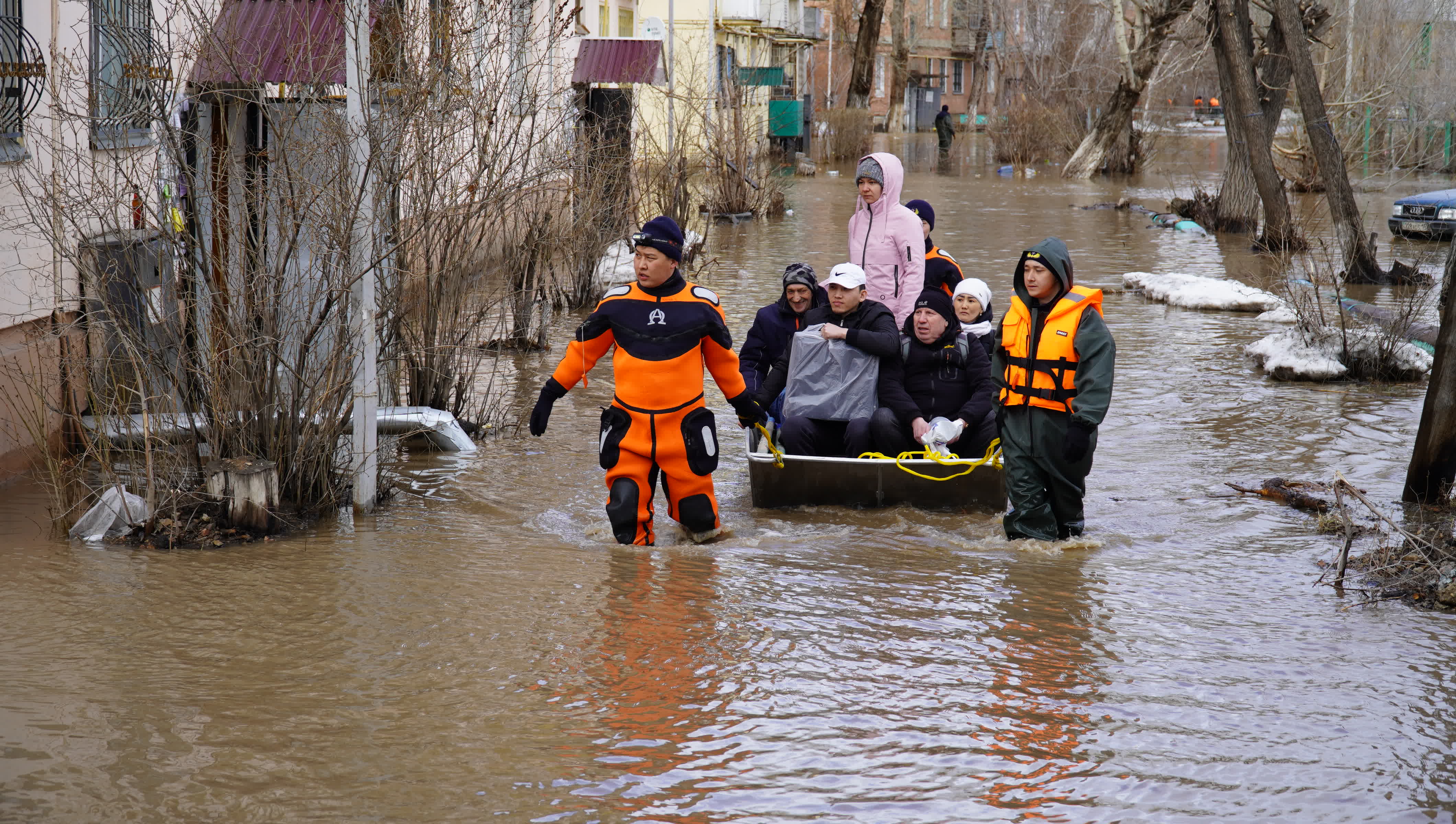 哈薩克斯坦多地洪災致近十萬人轉移