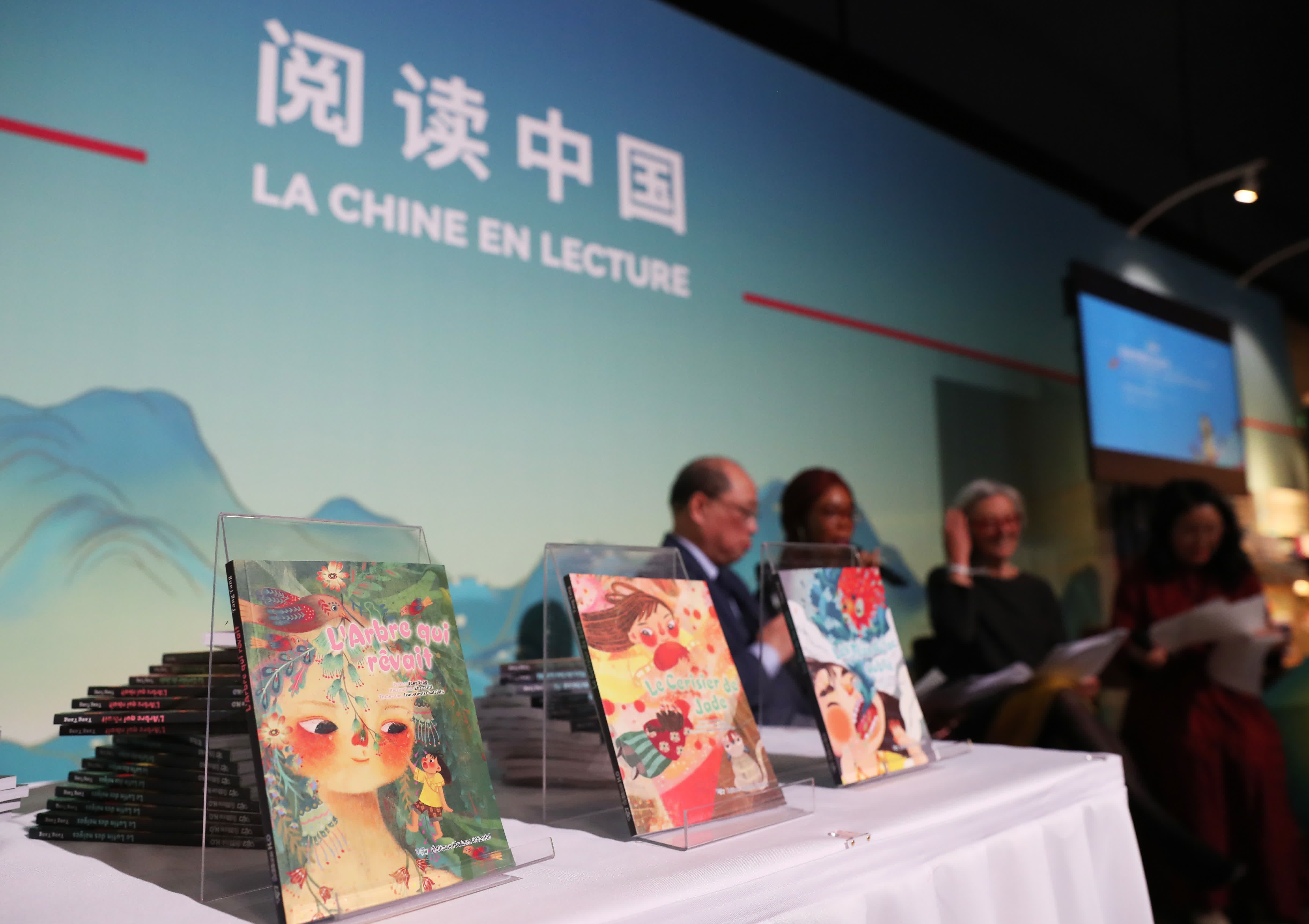 這是4月12日在法國巴黎臨時大皇宮舉行的2024巴黎書展上拍攝的中國圖書。新華社