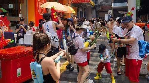 泰國曼谷：歡度潑水節