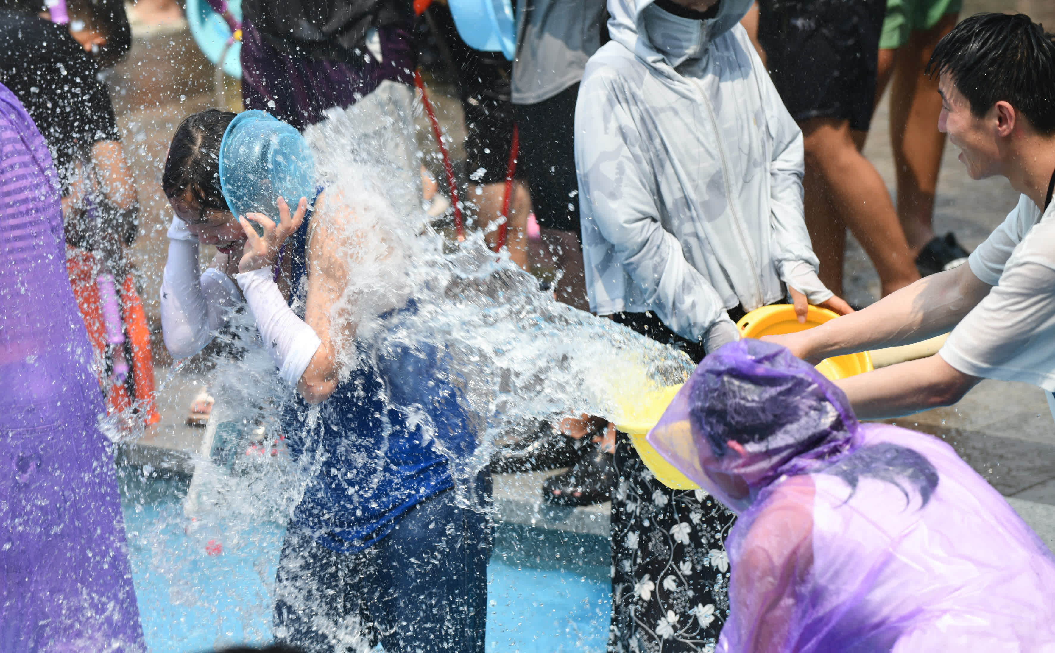 4月15日，人們在景洪市潑水廣場上參加潑水狂歡活動。（新華社）