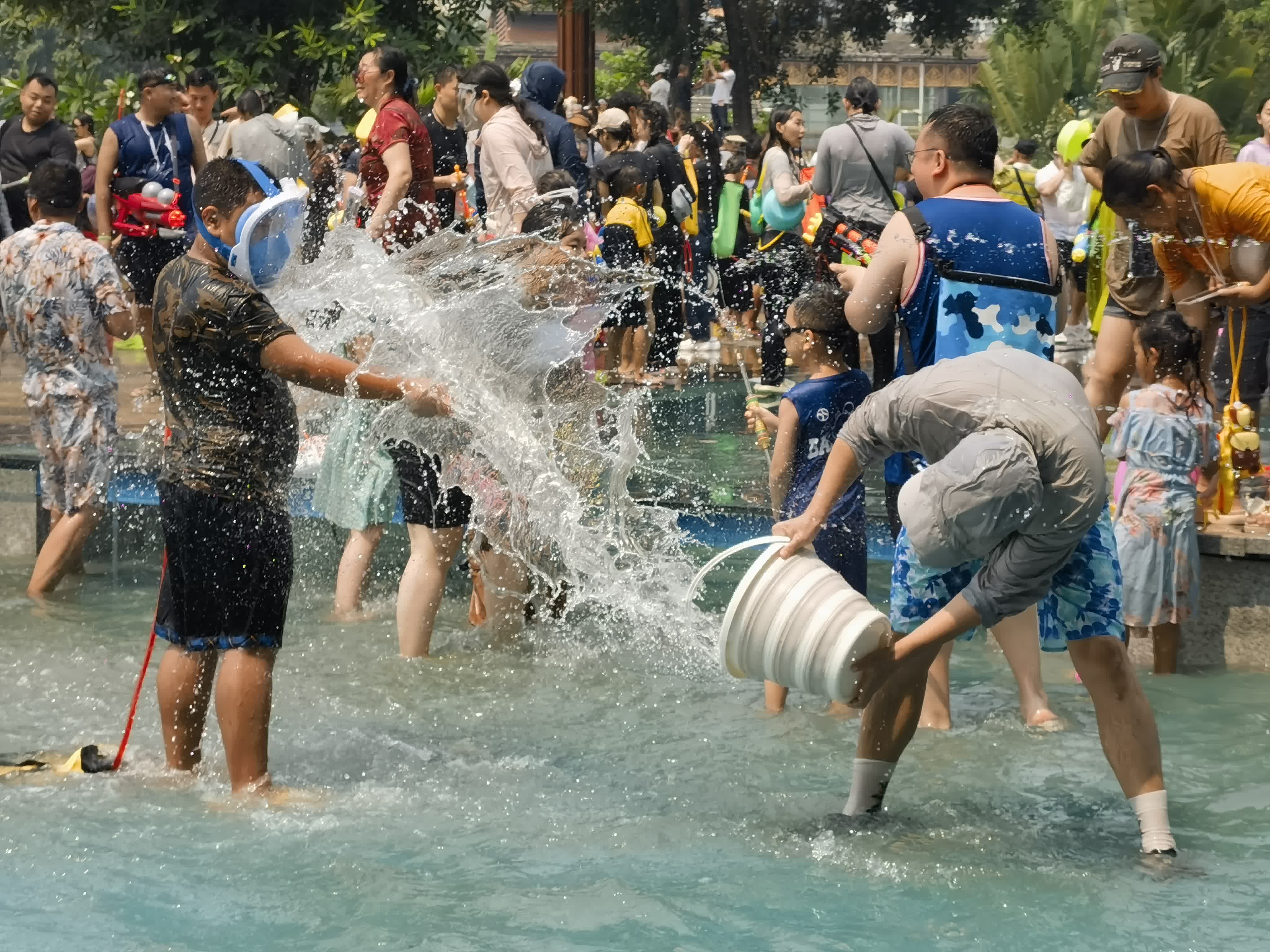 4月15日，人們在景洪市潑水廣場上參加潑水狂歡活動。（新華社）