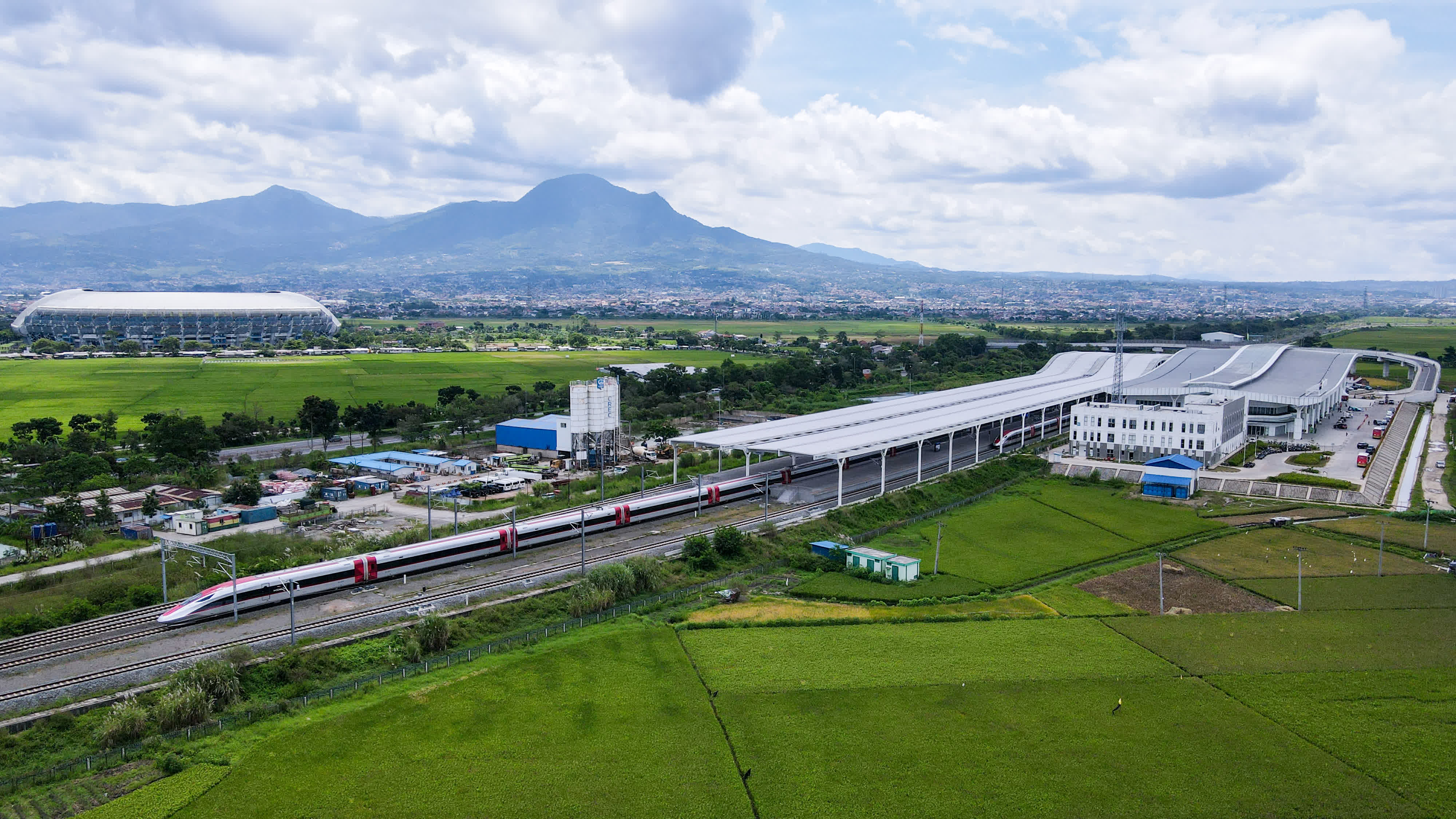 4月17日，在印度尼西亞萬隆德卡魯爾站，一列雅萬高鐵高速動車組駛出站台（無人機照片）。（新華社）