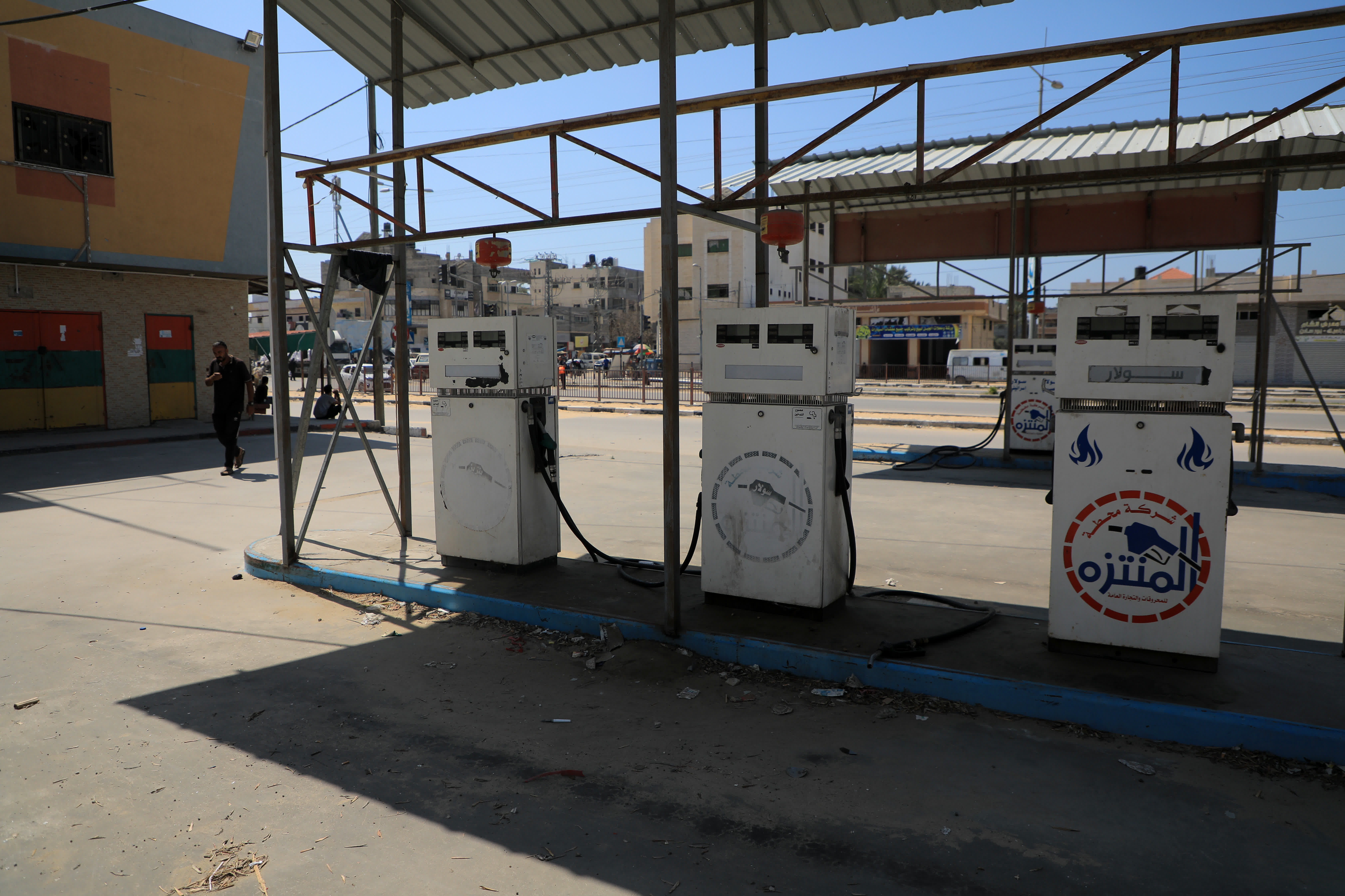 這是4月16日在加沙地帶中部城市代爾拜拉赫拍攝的加油站。（新華社）