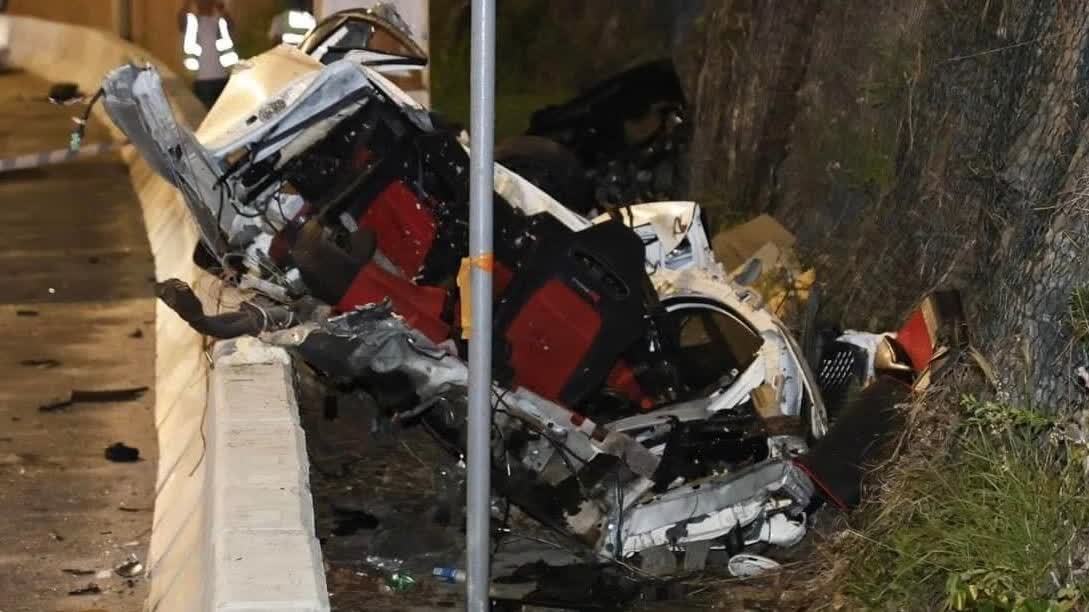 屯門公路私家車撞壆　增至3死