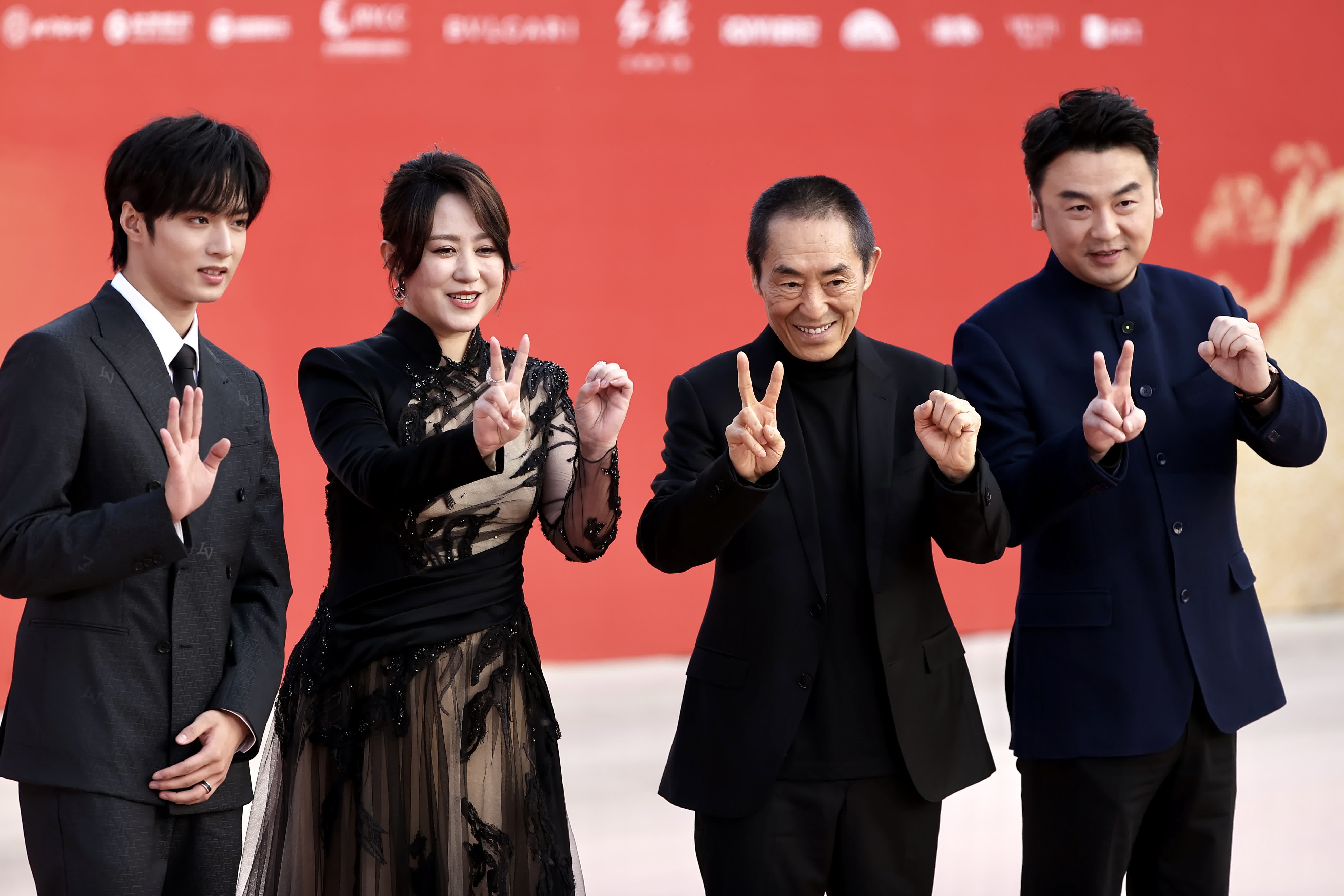 4月18日，張藝謀（右二）攜《第二十條》主創雷佳音（右一）、馬麗（左二）和劉耀文亮相在北京舉行的第十四屆北京國際電影節開幕紅毯儀式。 中新社