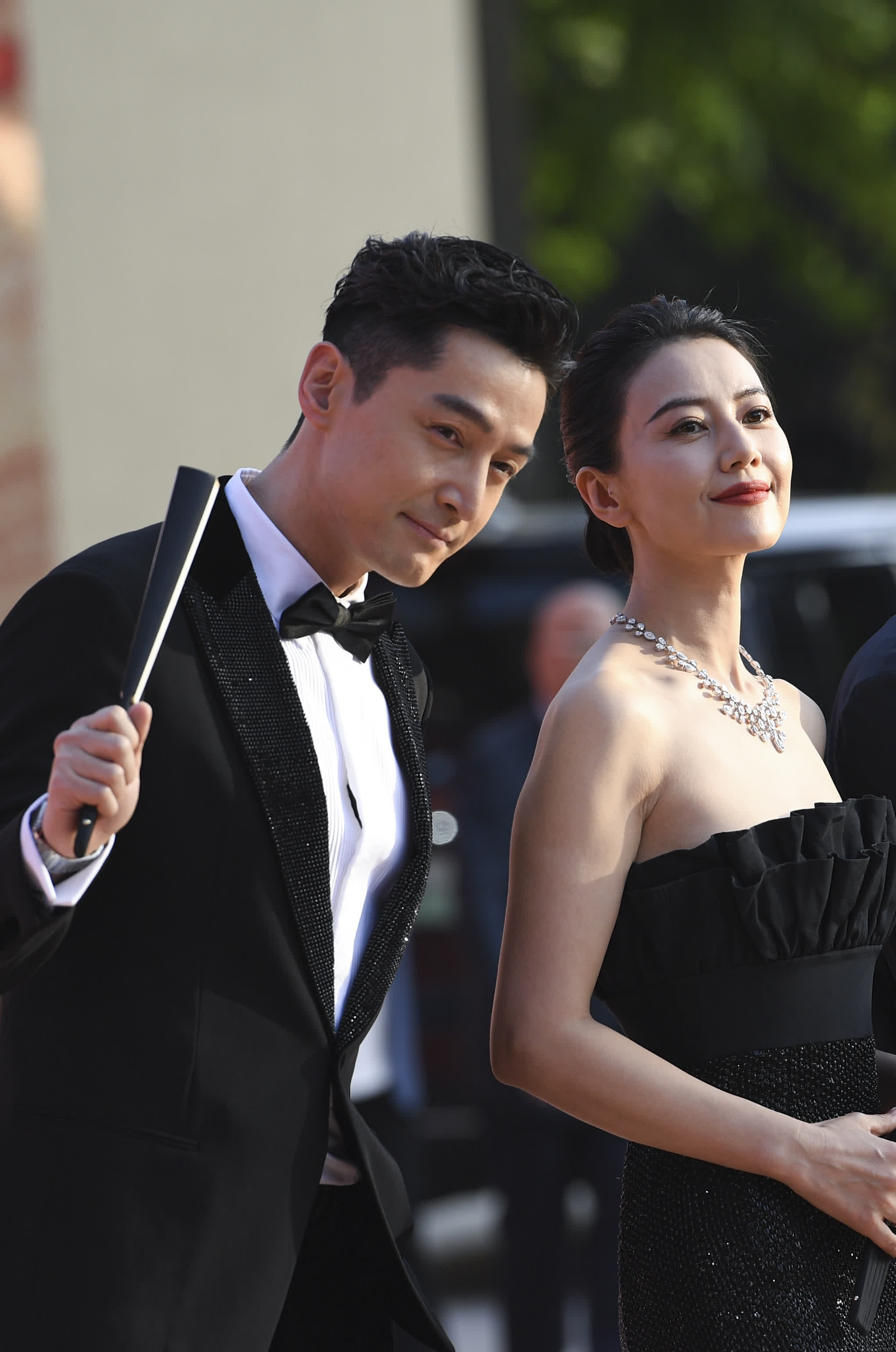 4月18日，演員胡歌（左）和高圓圓亮相開幕紅毯。新華社
