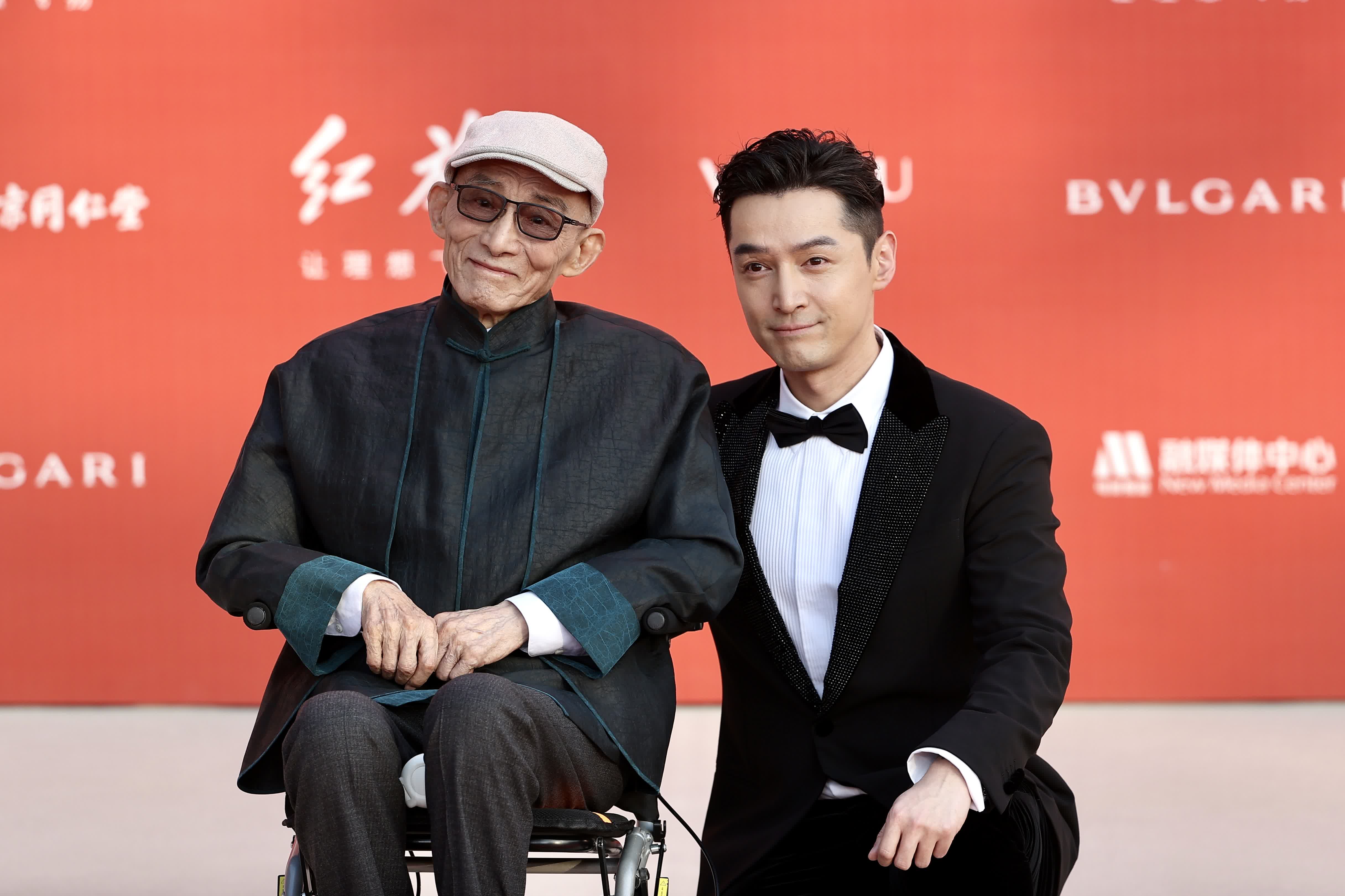 4月18日，游本昌（左）和胡歌亮相在北京舉行的第十四屆北京國際電影節開幕紅毯儀式。 中新社