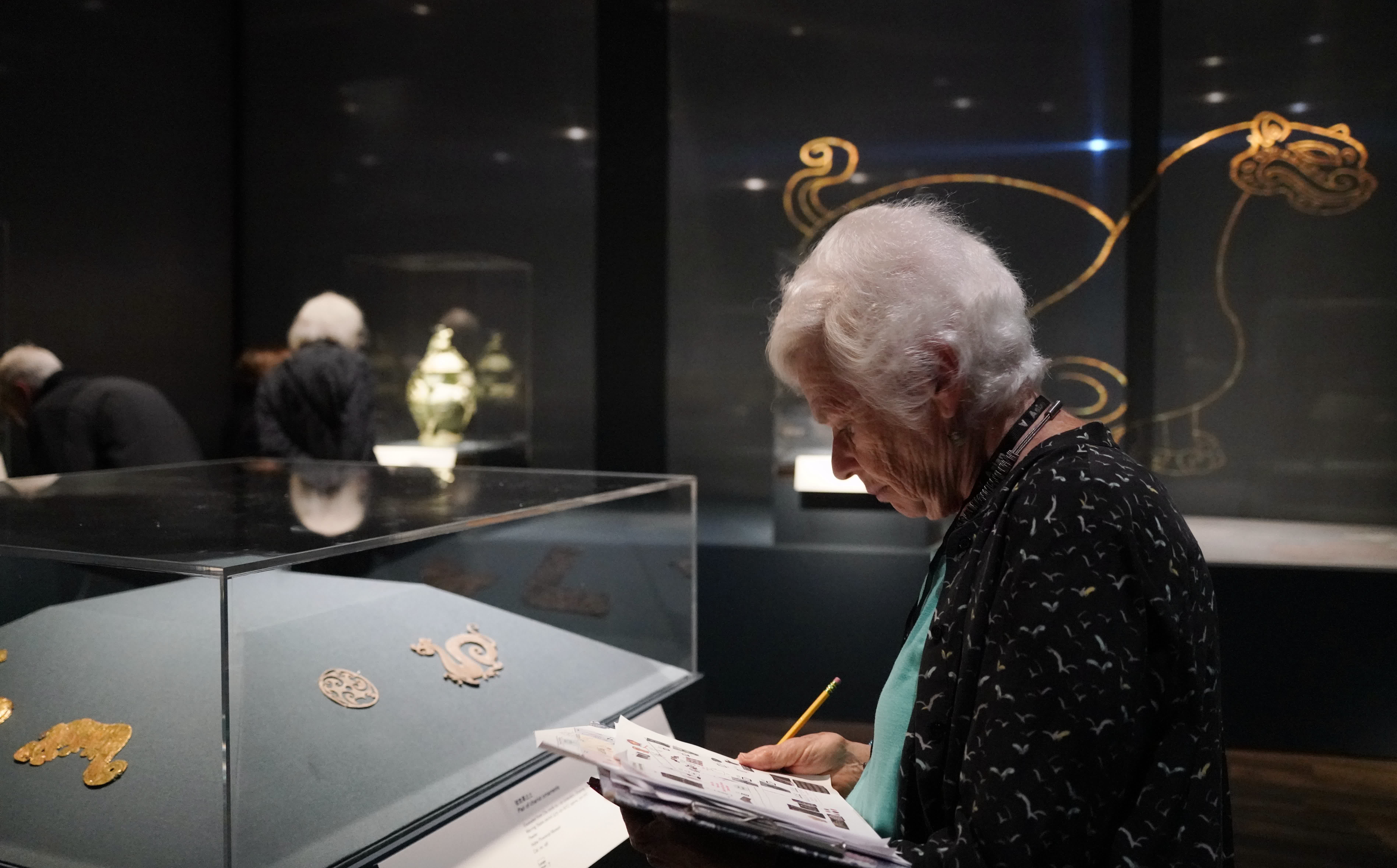 4月19日，觀眾在美國舊金山亞洲藝術博物館舉辦的「鳳凰故國——青銅時代曾楚藝術展」上參觀。（新華社）