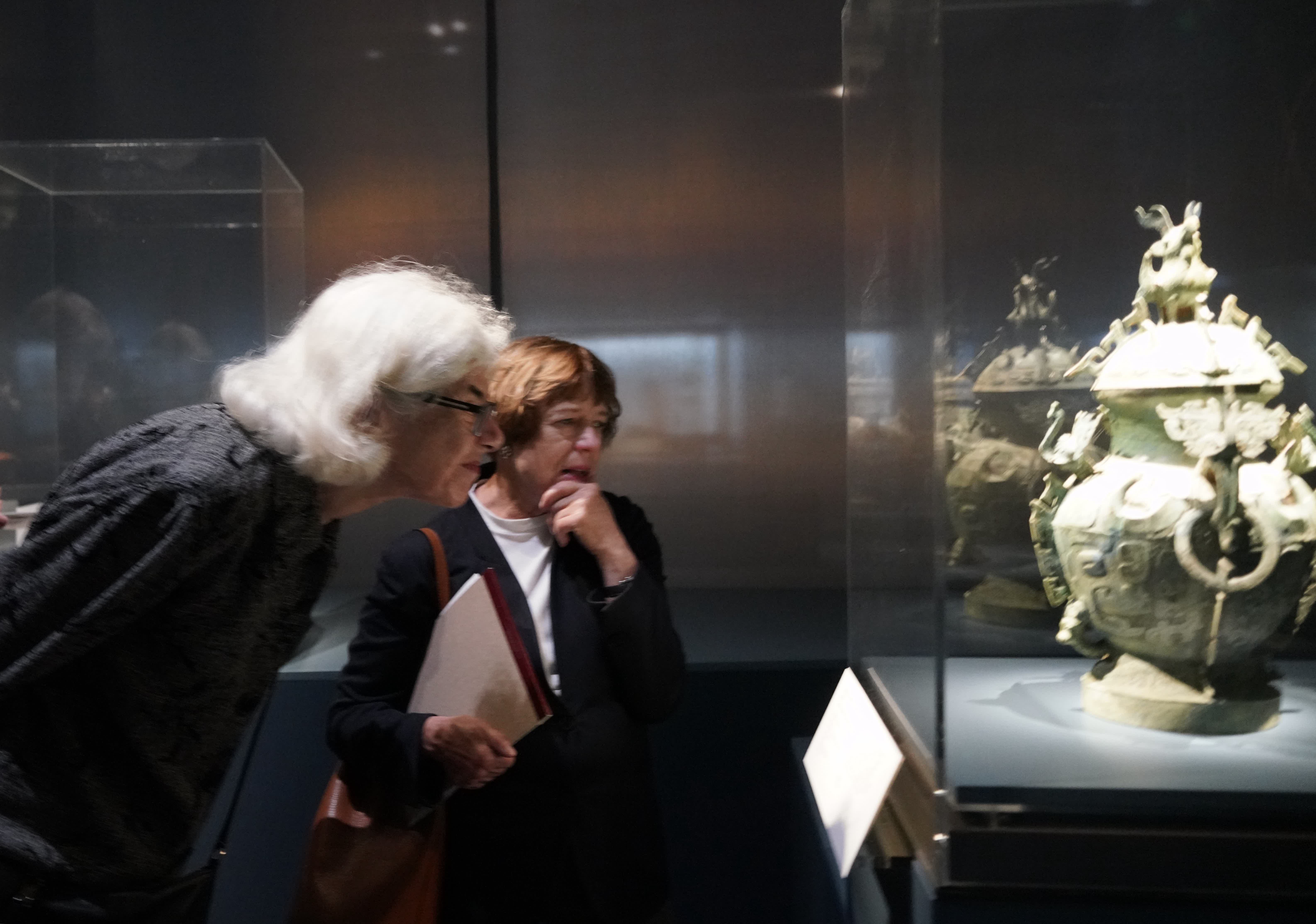 4月19日，觀眾在美國舊金山亞洲藝術博物館舉辦的「鳳凰故國——青銅時代曾楚藝術展」上參觀。（新華社）