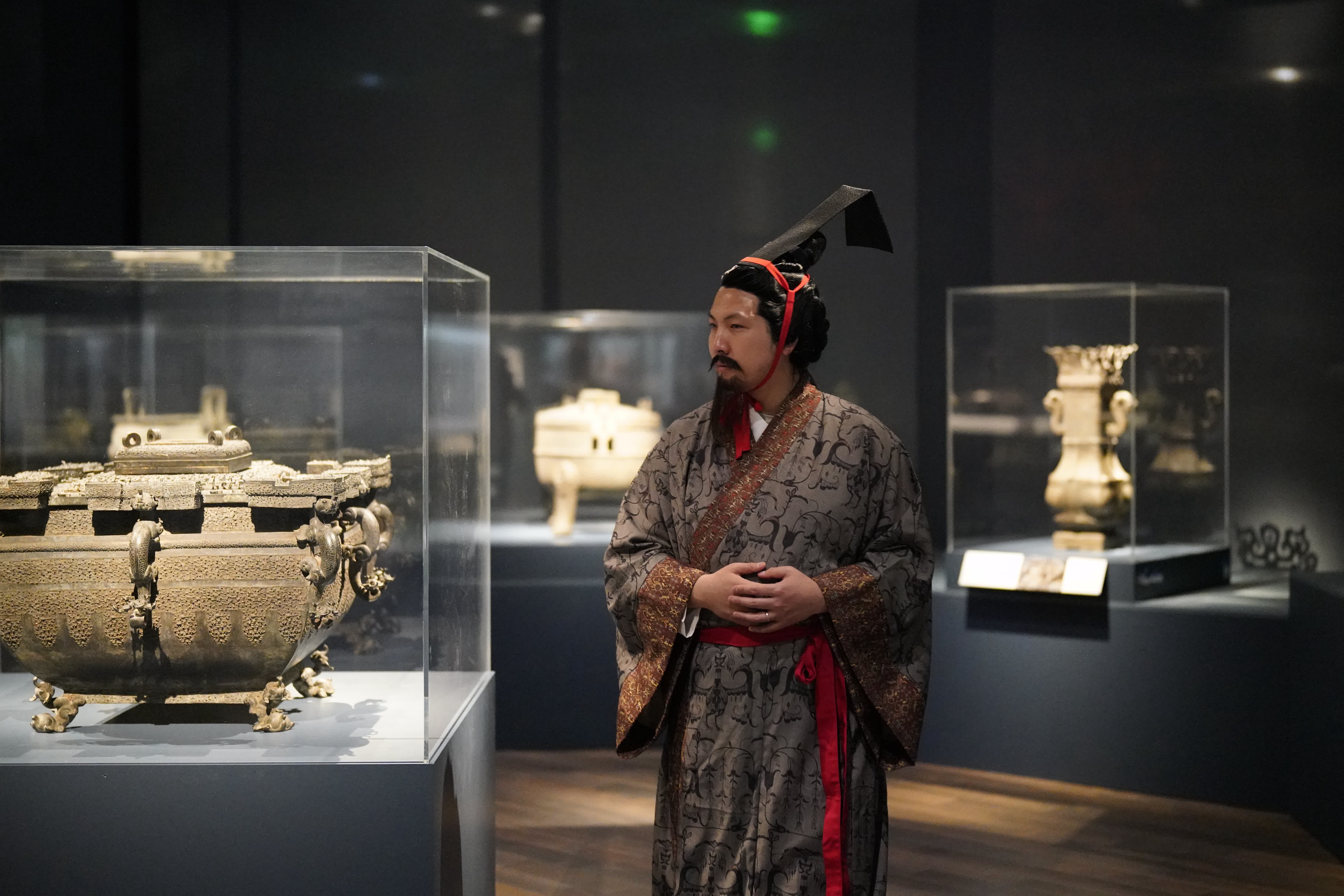 4月19日，一名觀眾身著漢服在美國舊金山亞洲藝術博物館舉辦的「鳳凰故國——青銅時代曾楚藝術展」上參觀。（新華社）