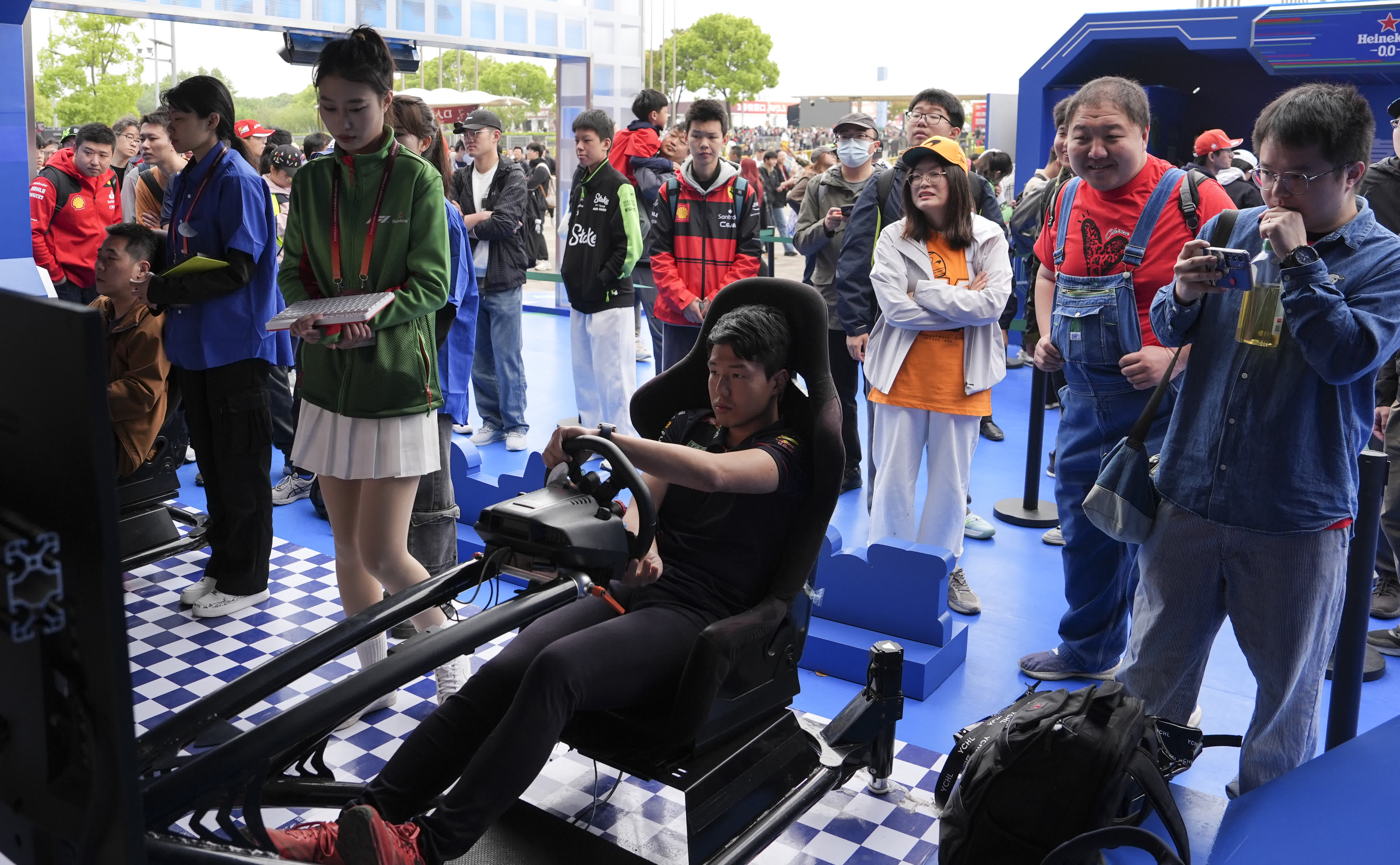 4月20日，觀眾在上海國際賽車場排隊體驗模擬賽車。（新華社）