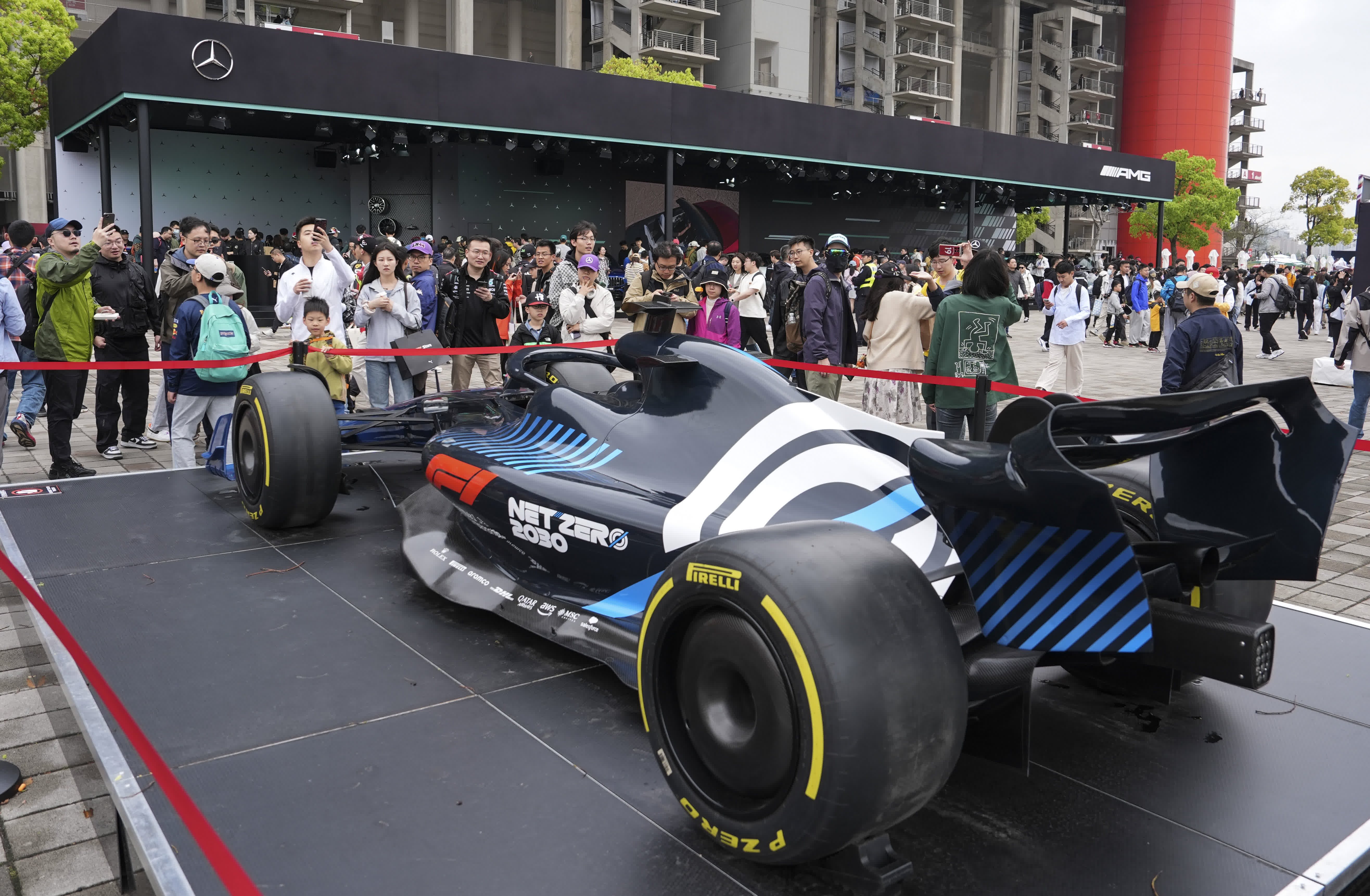 4月20日，觀眾在上海國際賽車場觀看F1模型展車。（新華社）