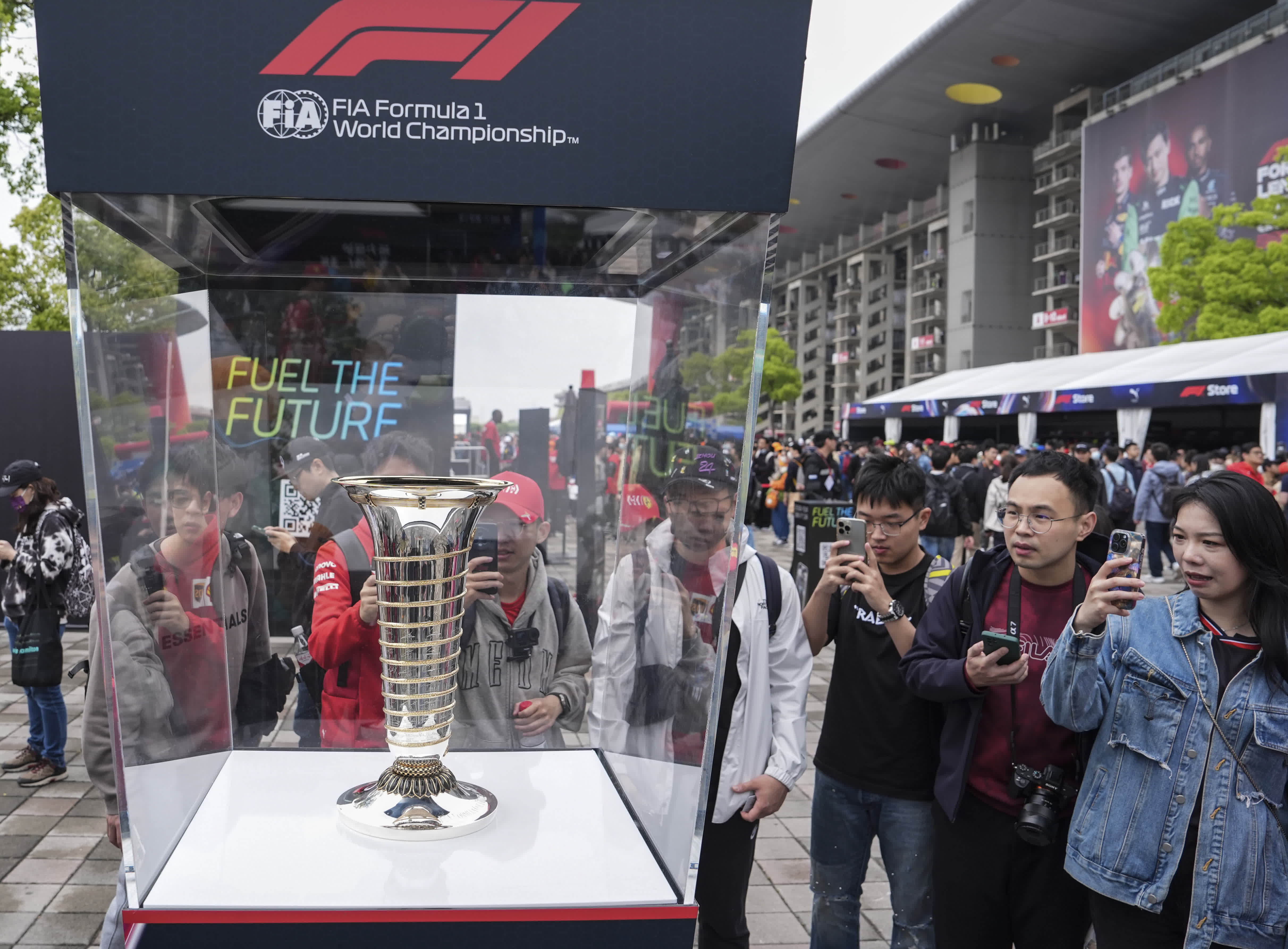 4月20日，觀眾在上海國際賽車場拍攝F1冠軍獎盃。（新華社）