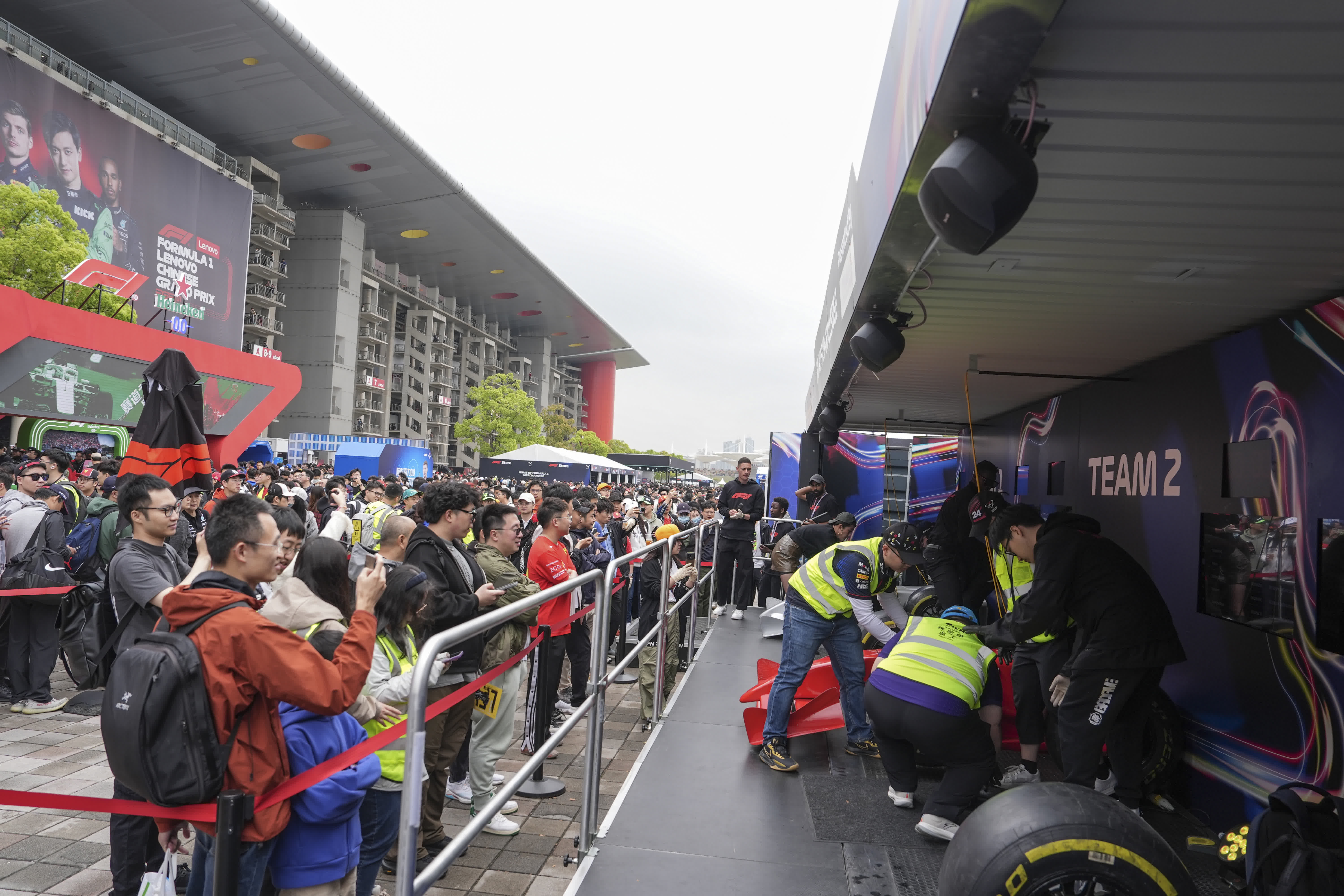 4月20日，觀眾在上海國際賽車場排隊體驗模擬F1賽車換胎。（新華社）