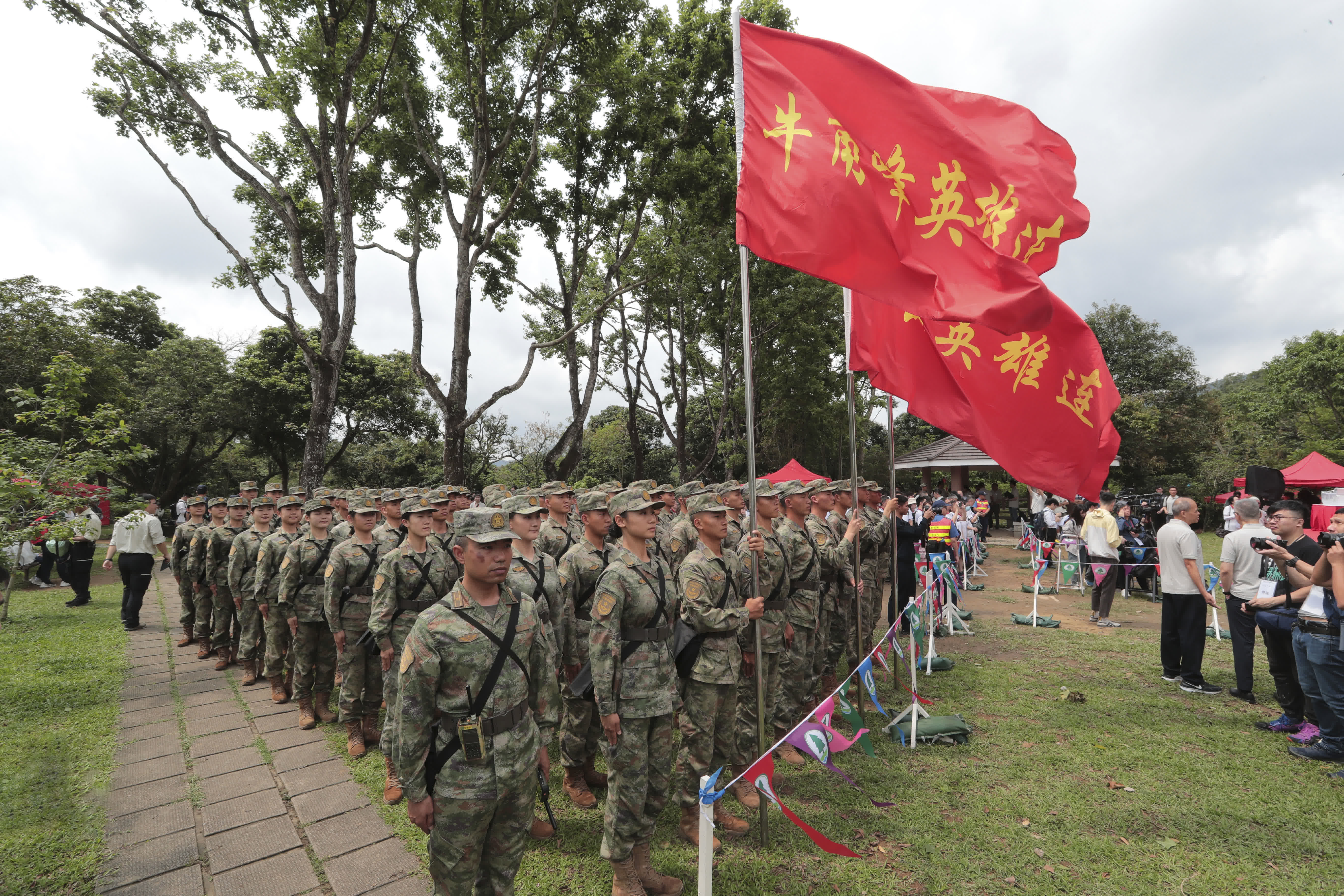 4月20日，駐港部隊官兵代表整齊列隊，參加植樹日活動啟動典禮。（新華社）
