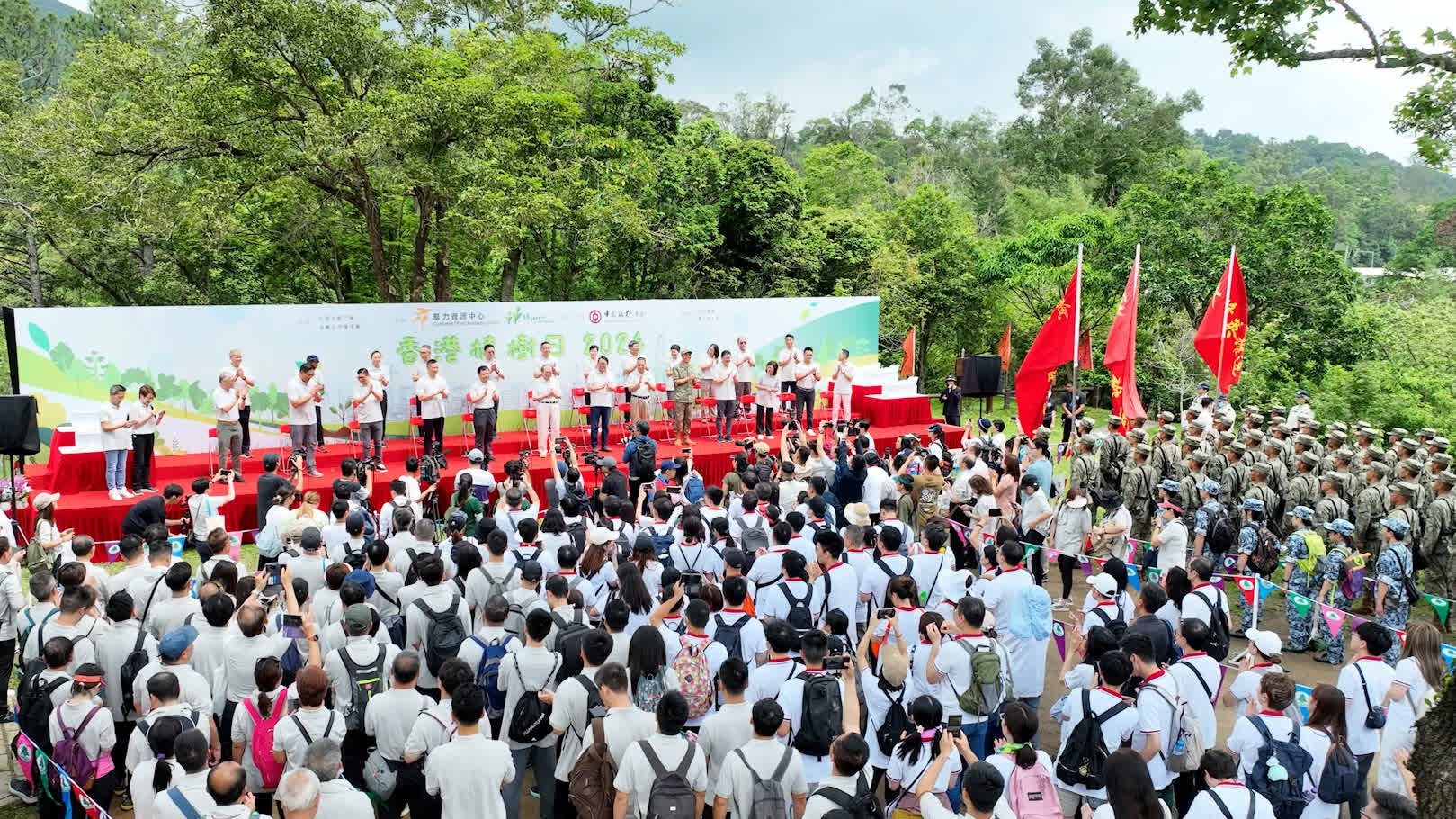 4月20日，駐港部隊官兵代表與香港社會各界代表一起參加植樹日活動啟動典禮。（新華社）