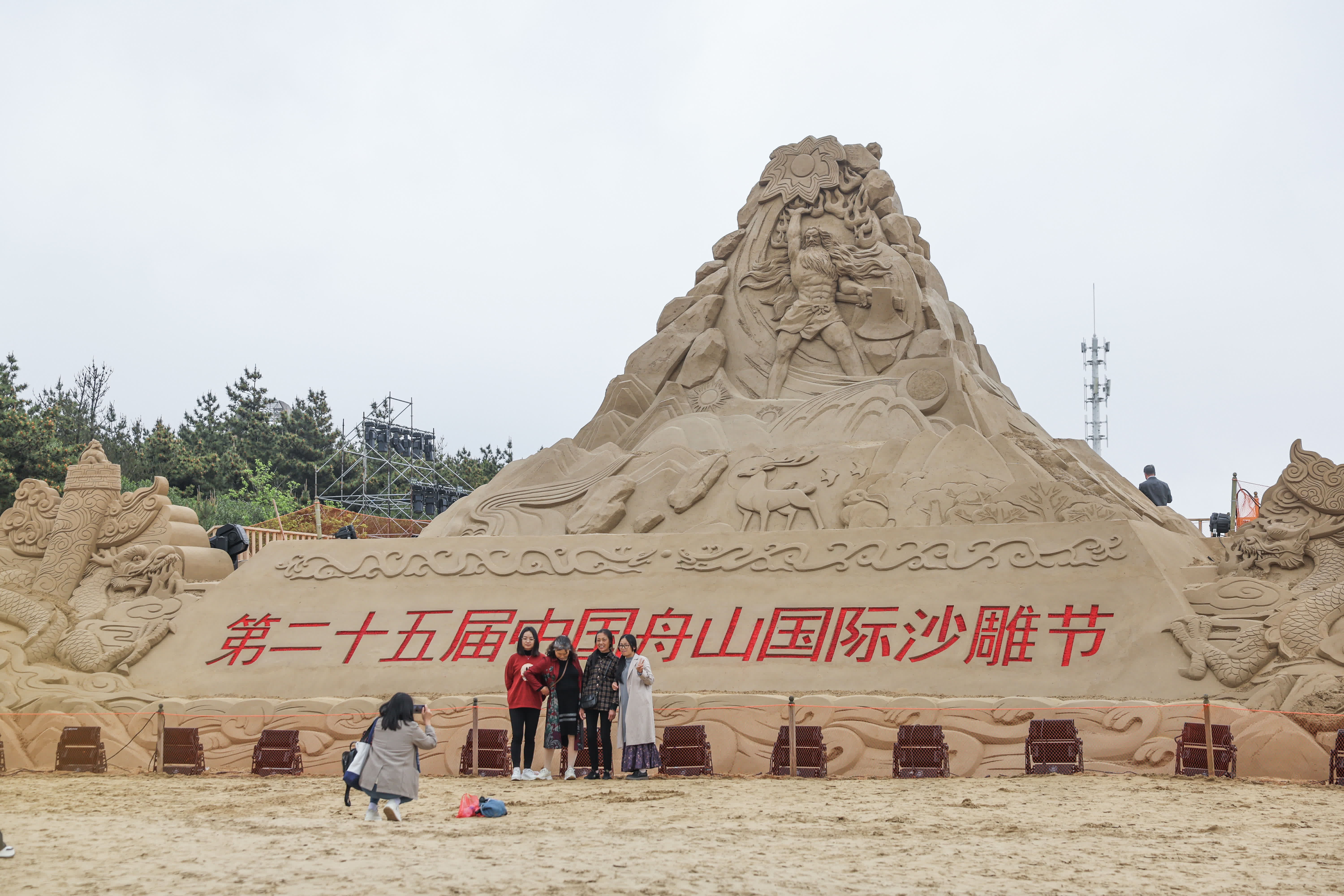 4月22日，遊客在沙雕作品前合影。新華社