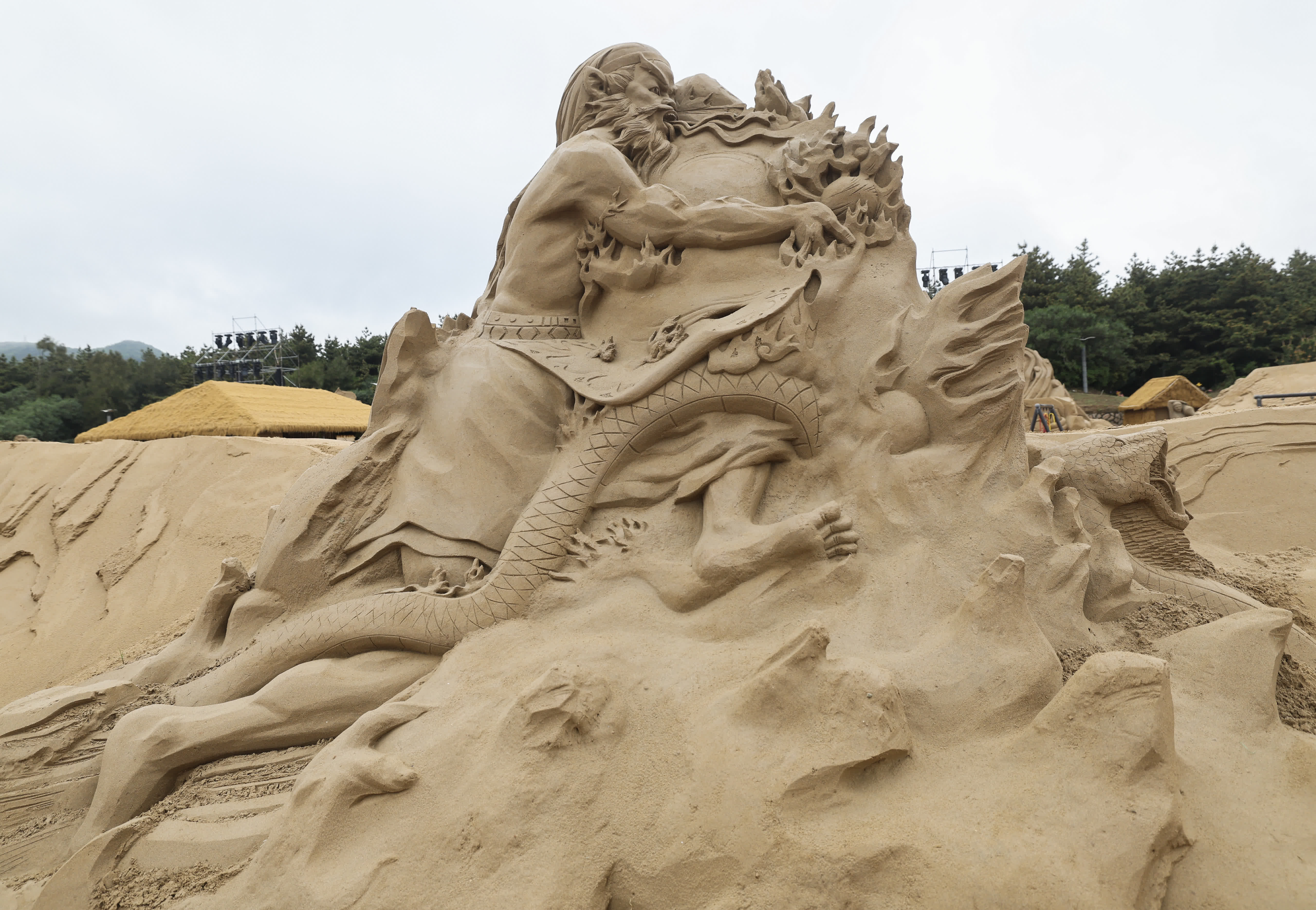 這是舟山朱家尖南沙景區內名為「火神祝融」的沙雕（4月22日攝）。新華社