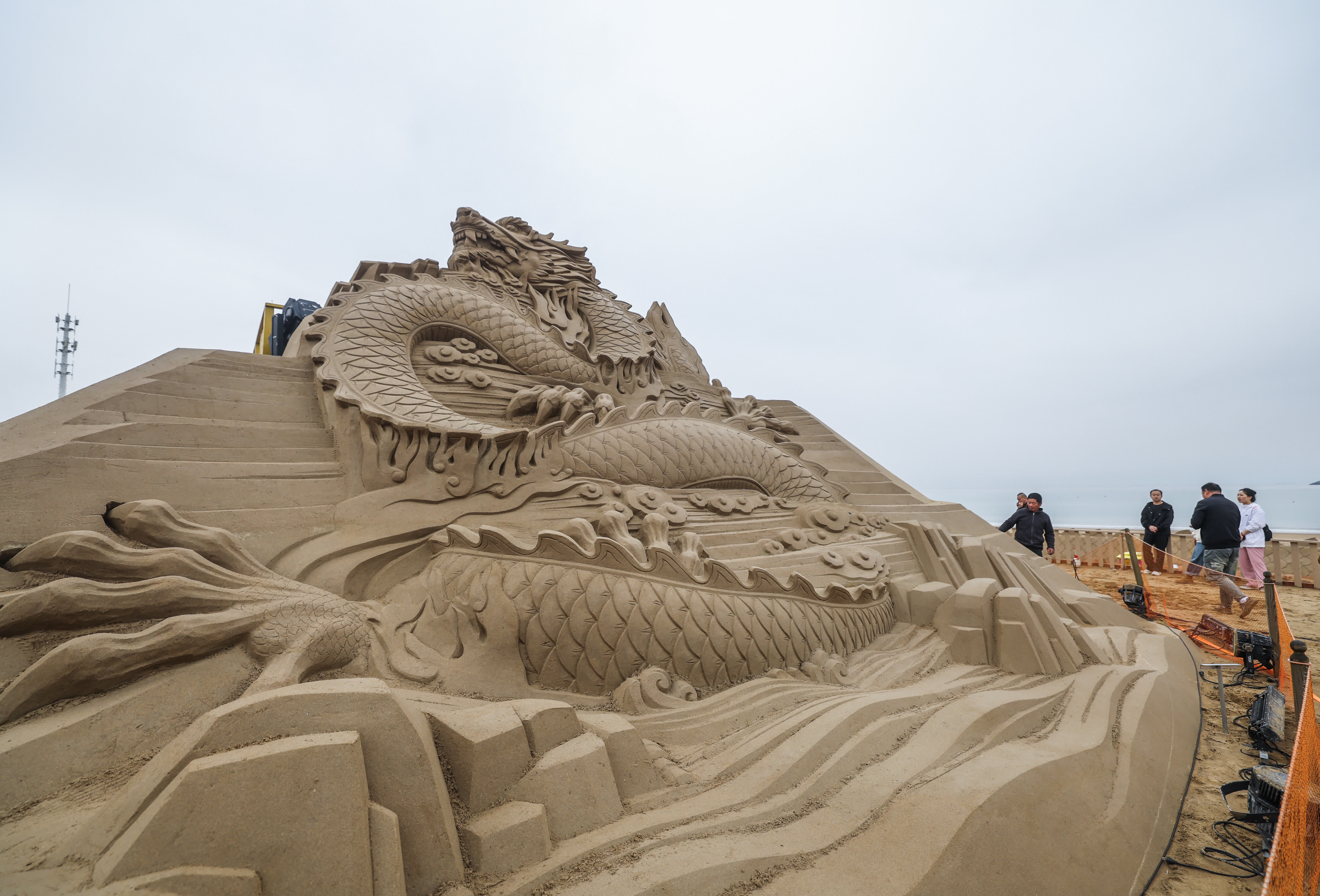 這是舟山朱家尖南沙景區內展現巨龍騰飛的沙雕（4月22日攝）。新華社
