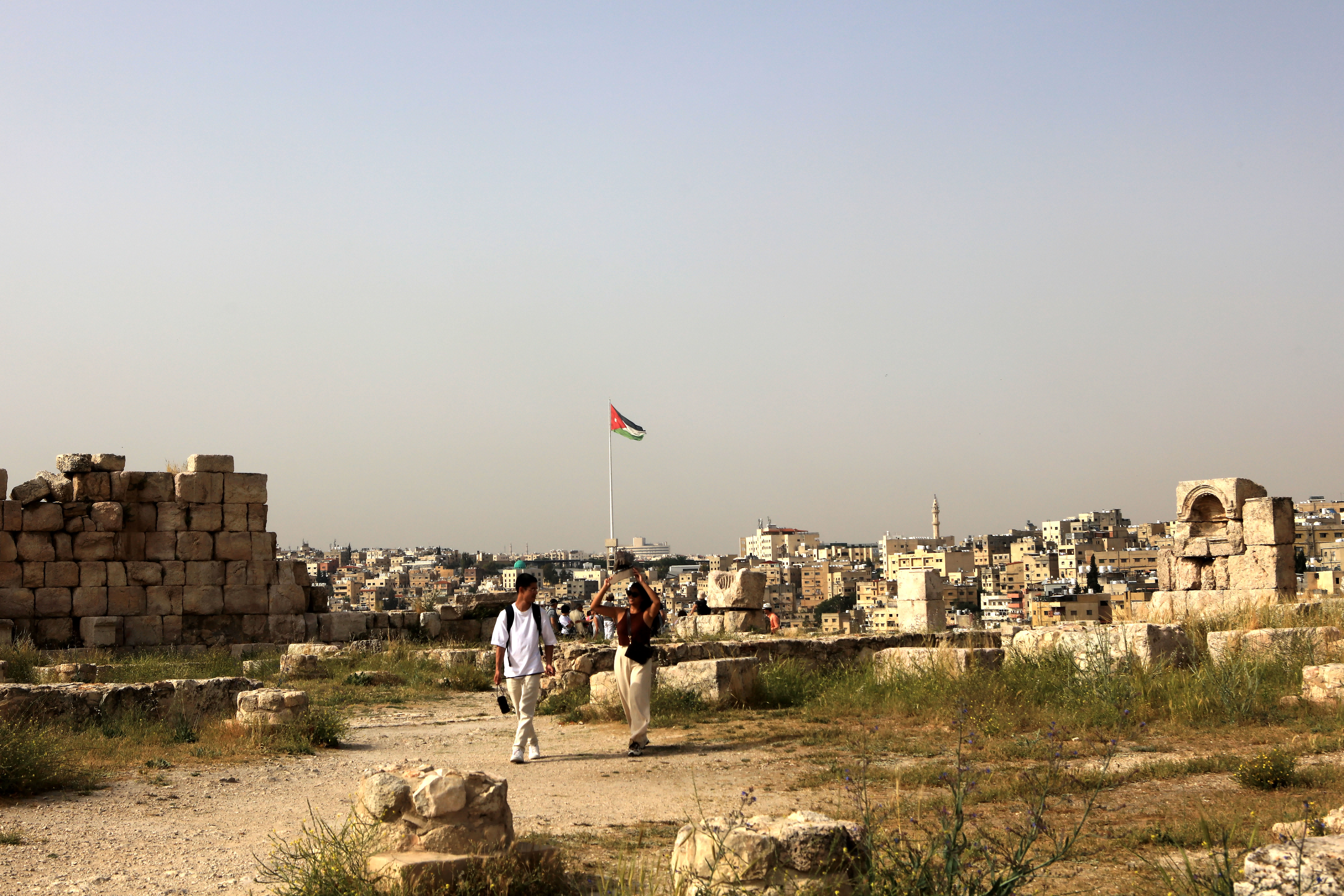 4月22日，遊客在約旦首都安曼遊覽城堡山。新華社