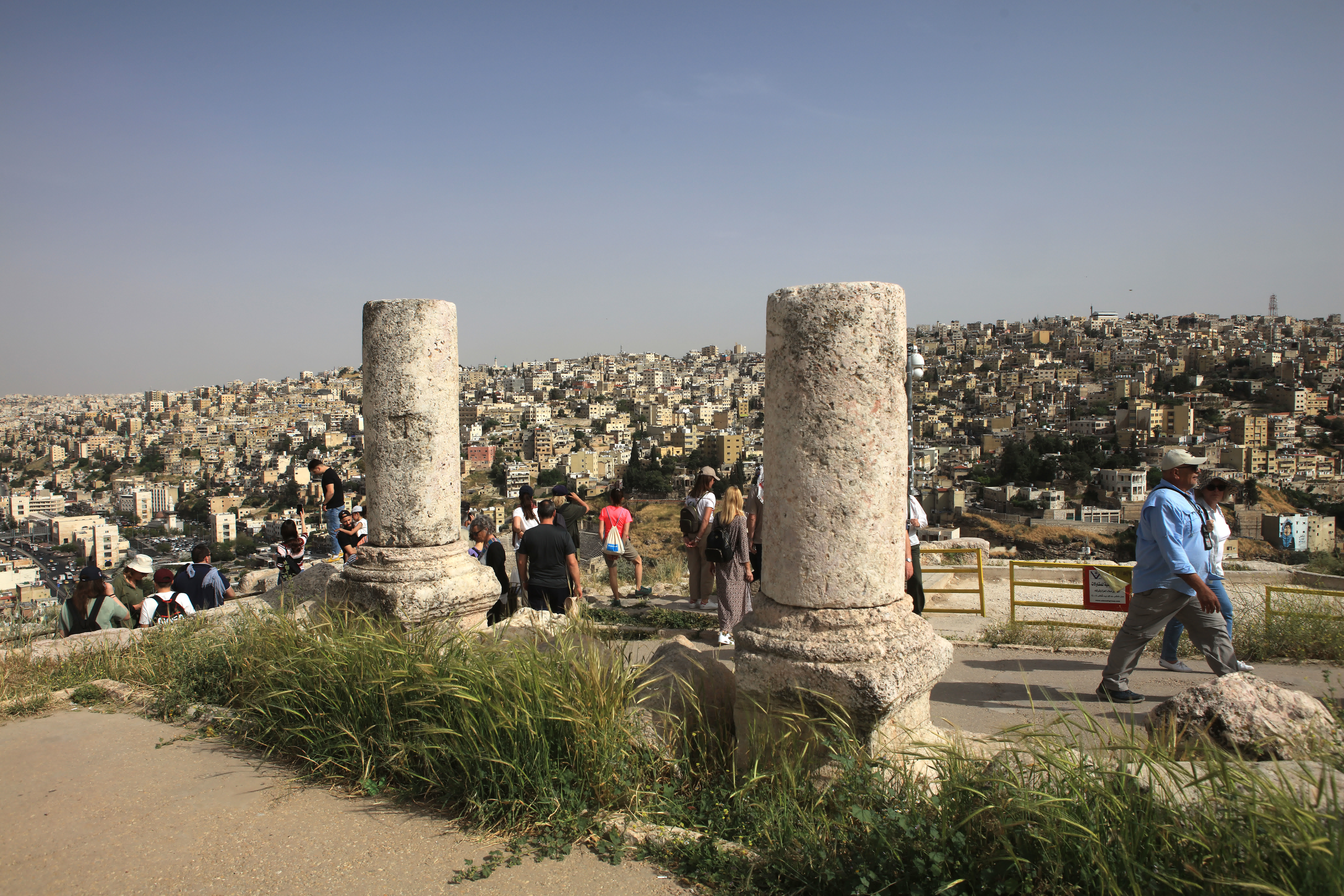 4月22日，遊客在約旦首都安曼遊覽城堡山。新華社