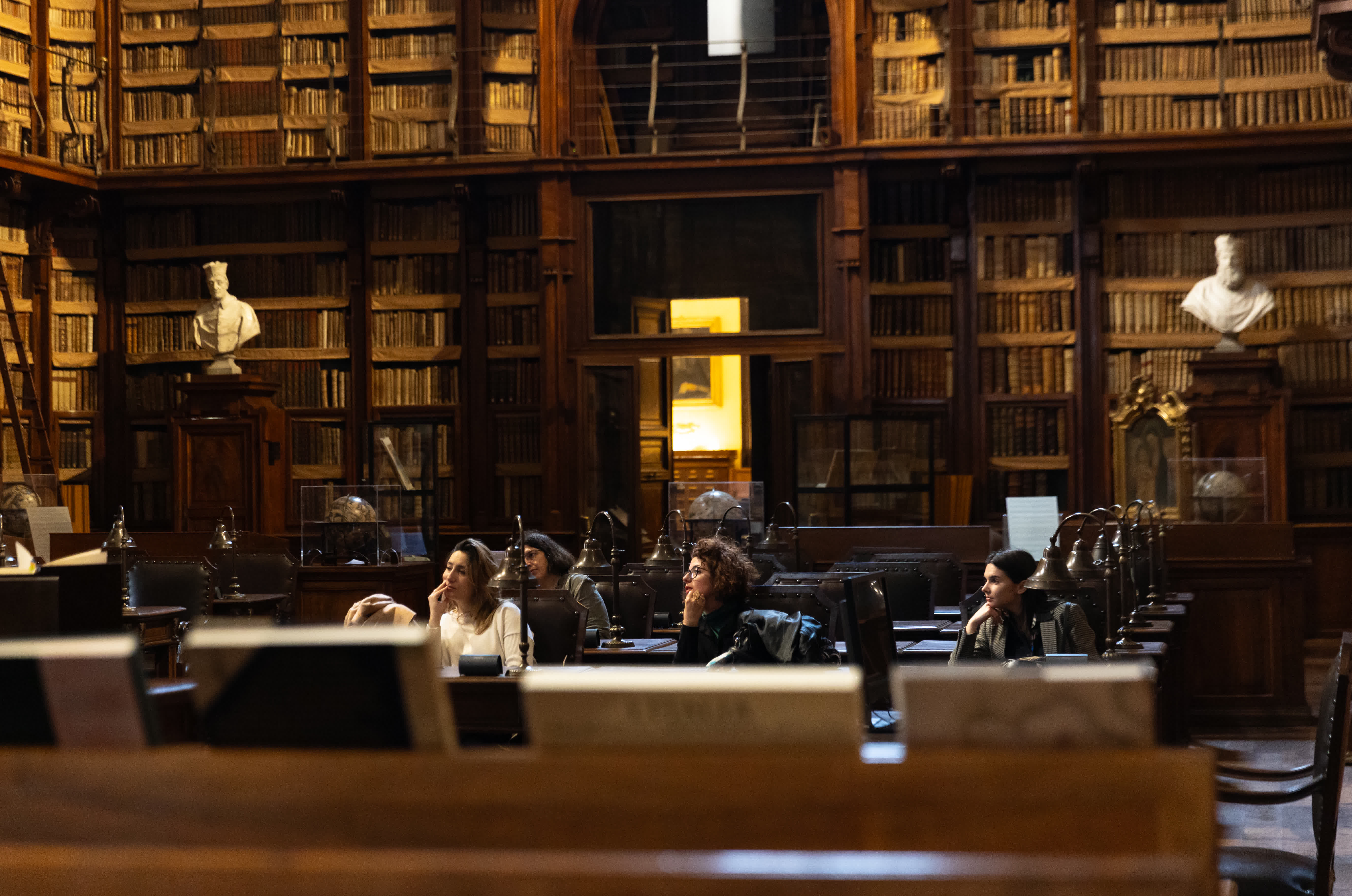 4月22日，參觀者在意大利羅馬安傑莉卡圖書館聆聽講座。（新華社）