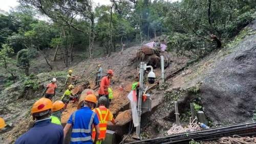 （有片）發展局：全力清理山頂纜車站倒塌樹木　爭取今晚完成工作