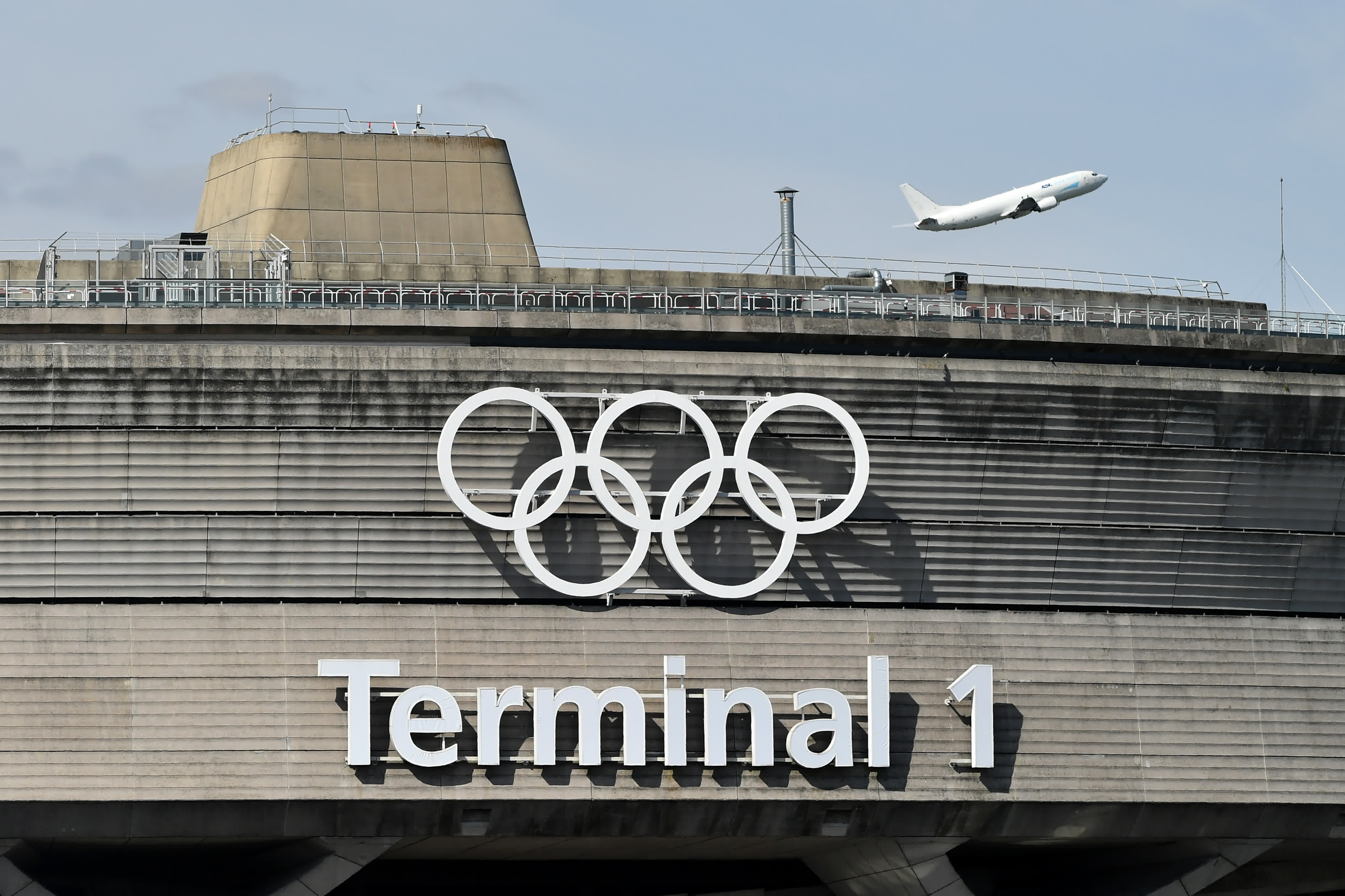 這是4月23日在法國巴黎近郊的戴高樂機場一號航站樓拍攝的奧運五環標誌。