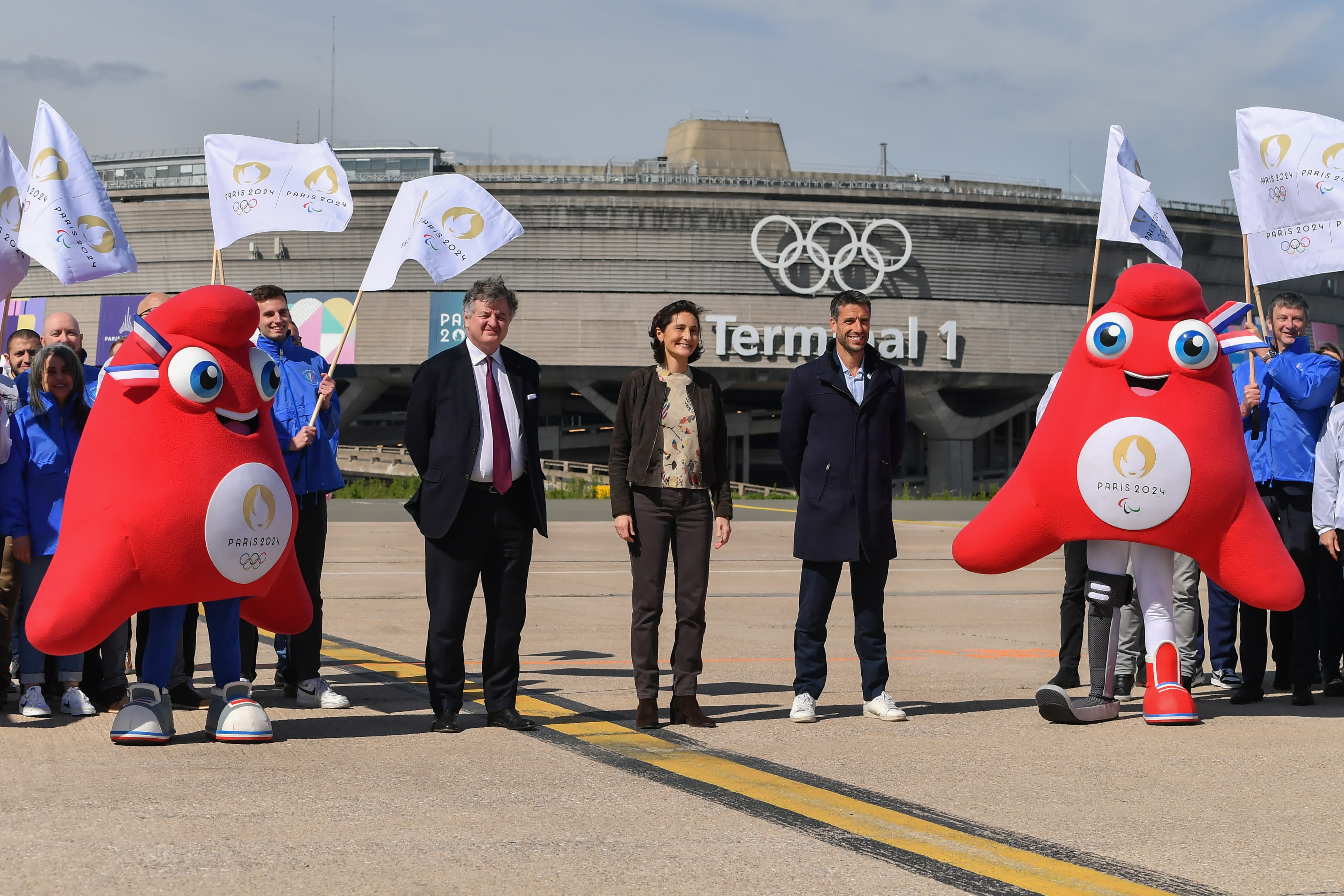 4月23日，法國體育部長卡斯特拉（中）和巴黎奧組委主席托尼·埃斯坦蓋（右）出席揭幕儀式。
