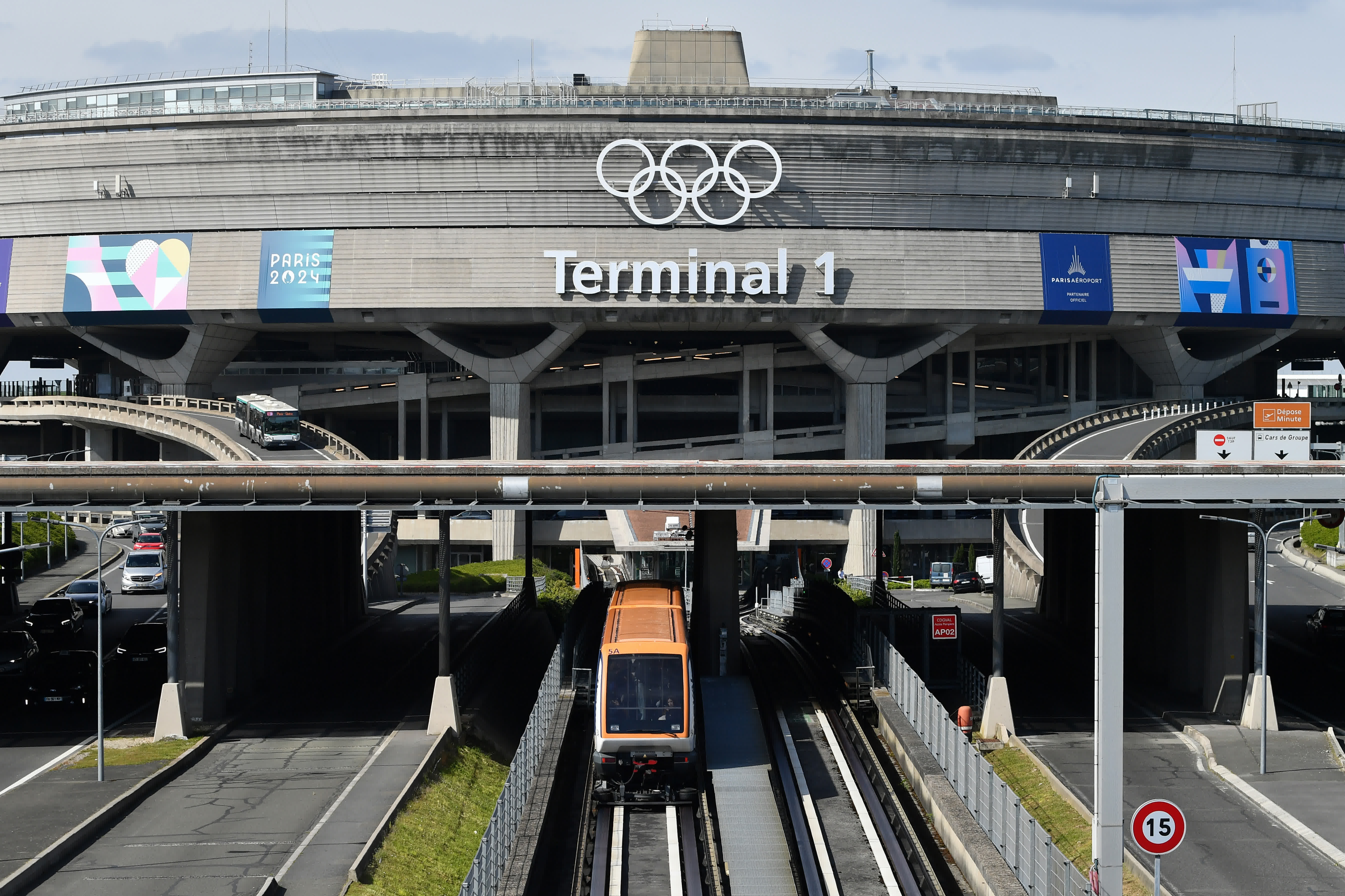 這是4月23日在法國巴黎近郊的戴高樂機場一號航站樓拍攝的奧運五環標誌。
