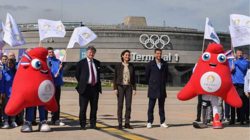 奧運五環標誌亮相法國巴黎戴高樂機場