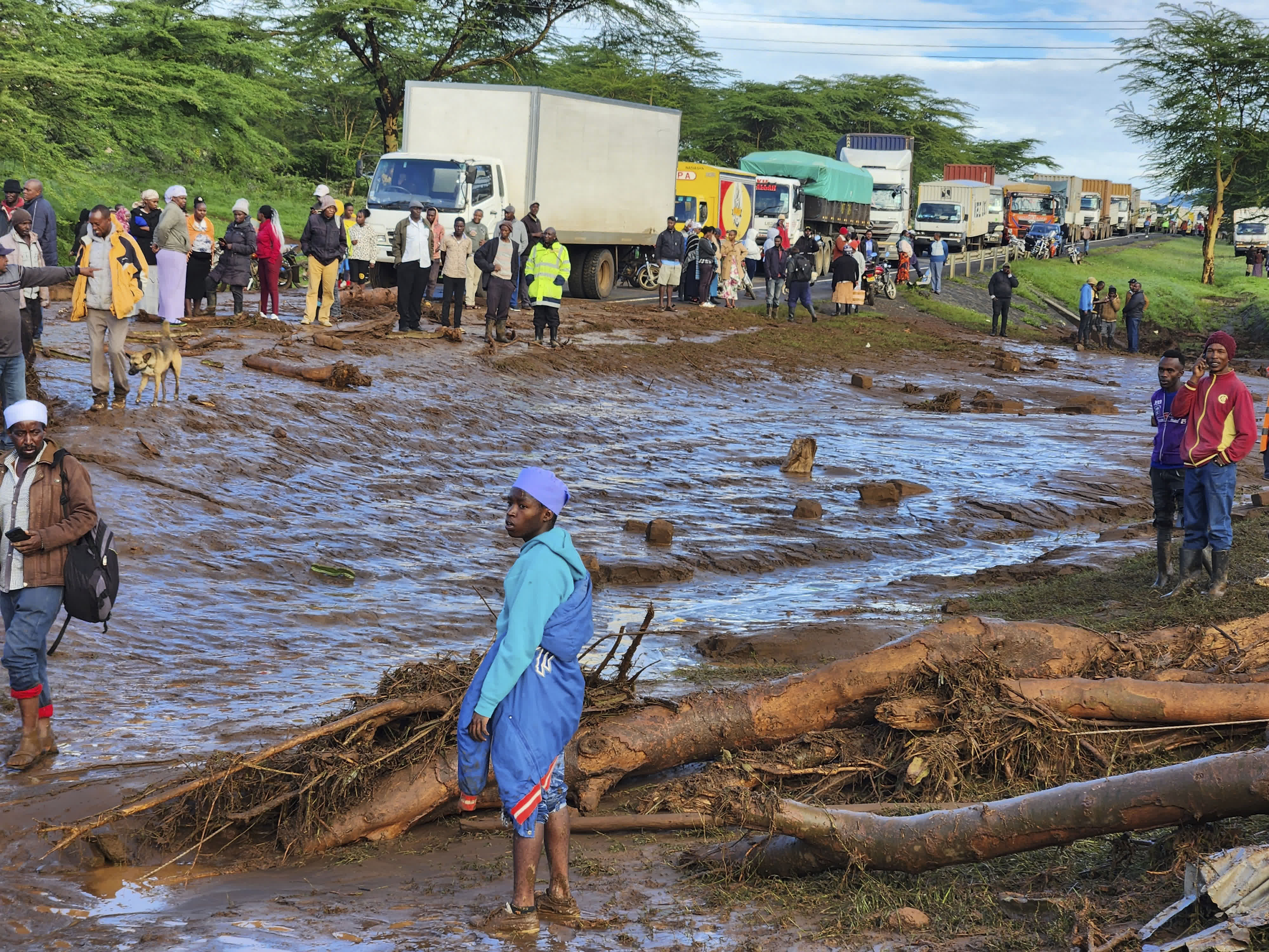 當地時間4月29日，大壩決堤後，肯尼亚納庫魯一村莊民眾聚集在主幹道上。（中新社）