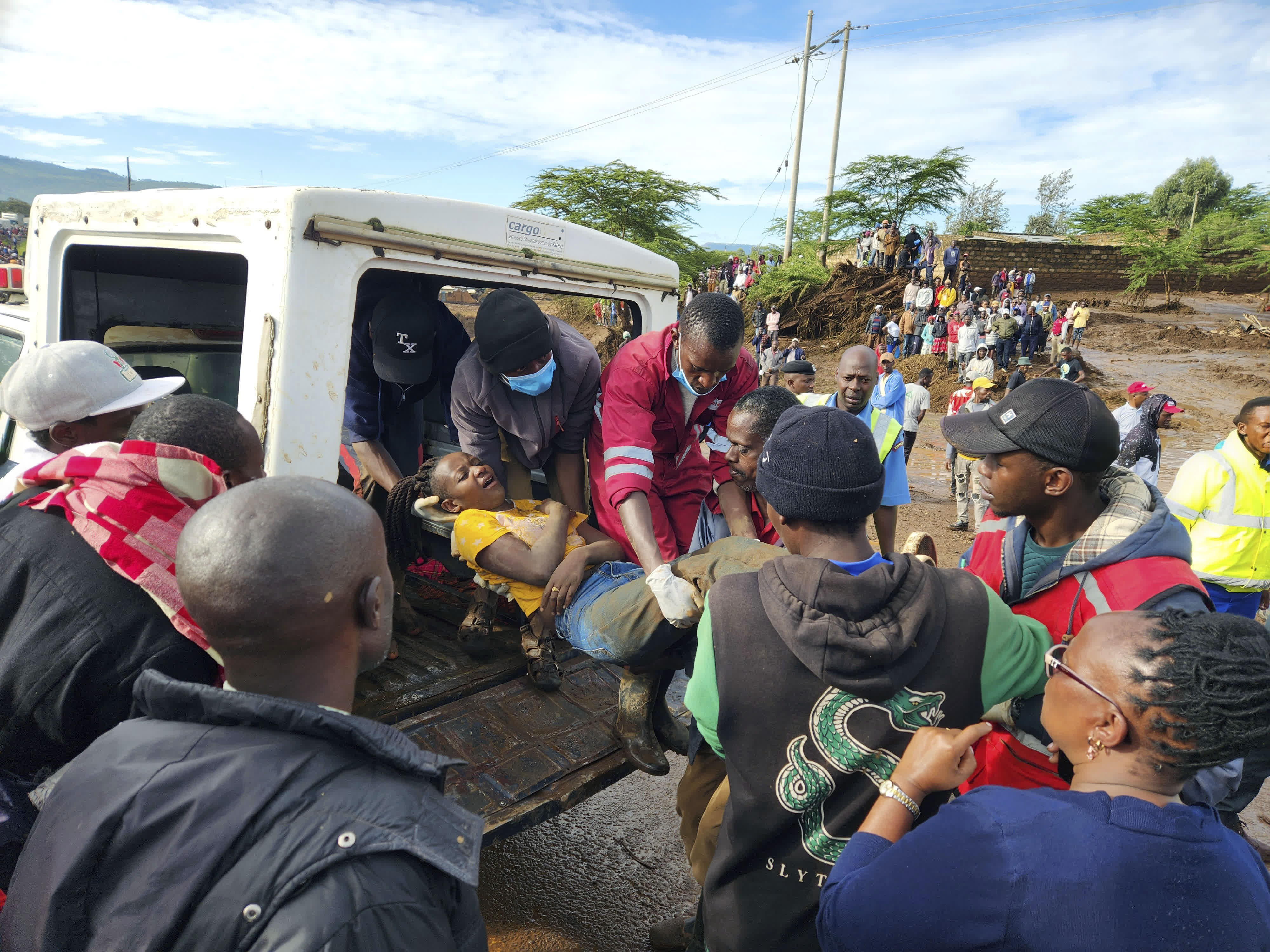 當地時間4月29日，大壩決堤後，肯尼亚納庫魯一村莊受傷民眾被醫療人員抬走。（中新社）