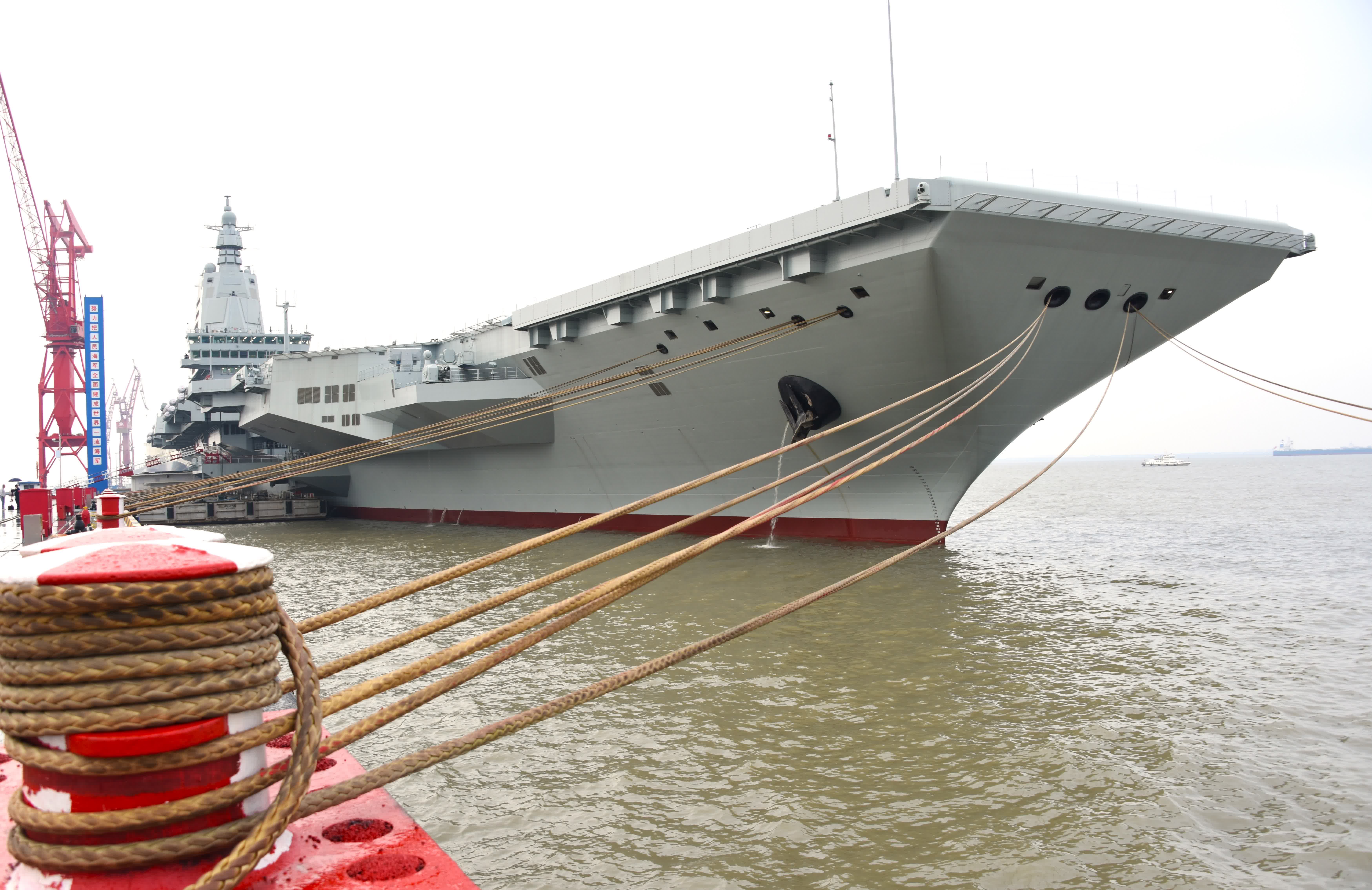 這是即將從上海江南造船廠碼頭解纜啟航的福建艦。（新華社）