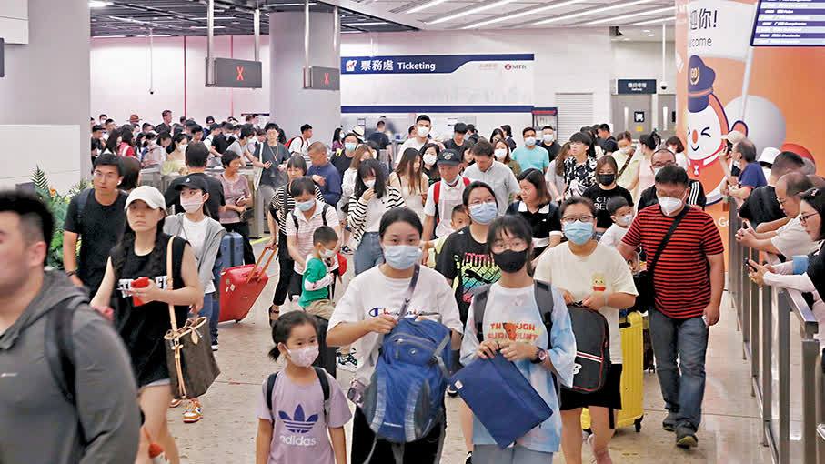 深圳灣口岸早上大批旅客抵港候車　西九龍高鐵站人潮不算多