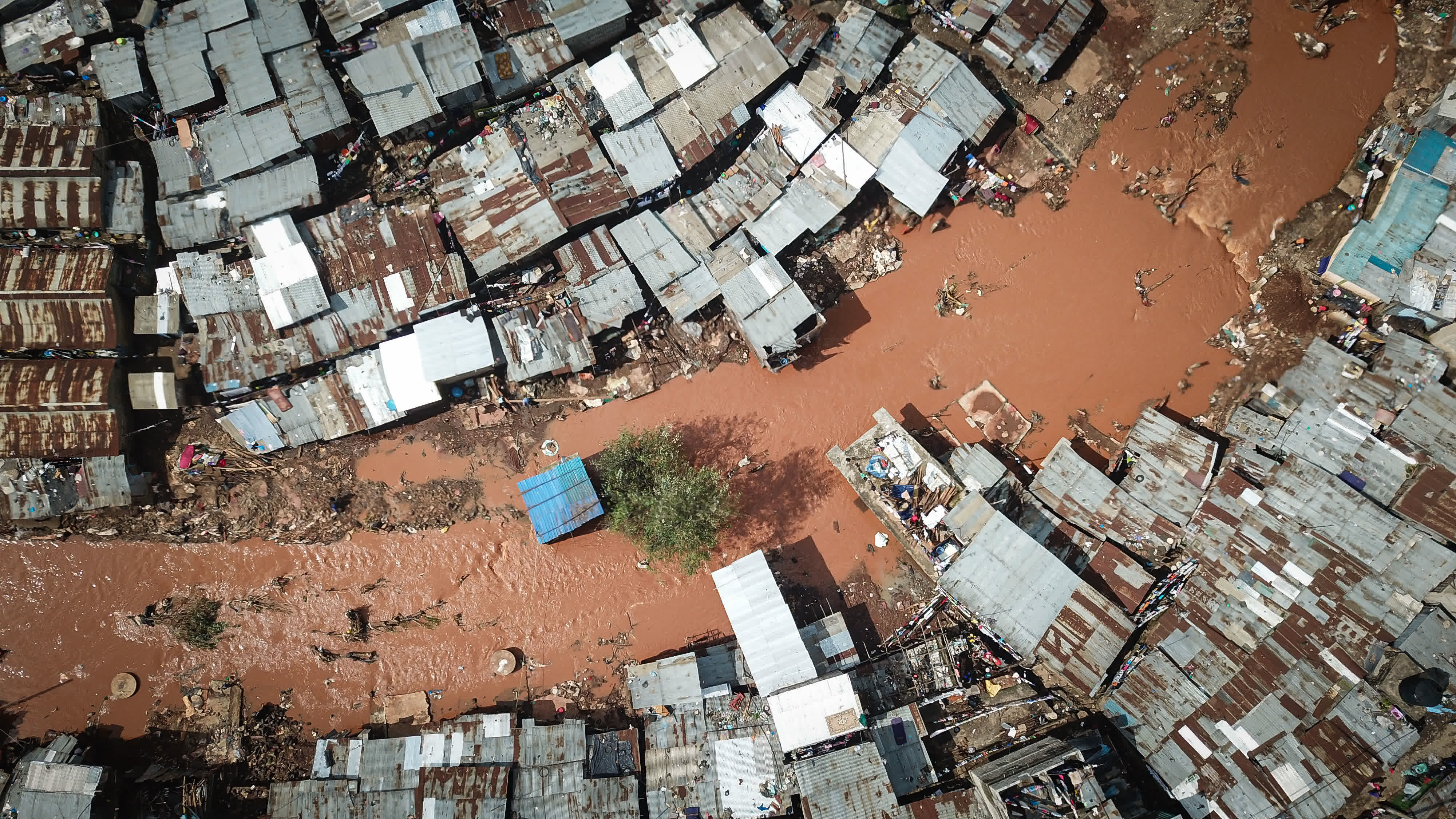 這是4月30日在肯尼亞首都內羅畢航拍的受洪水影響的馬薩雷貧民區（無人機照片）。（新華社）