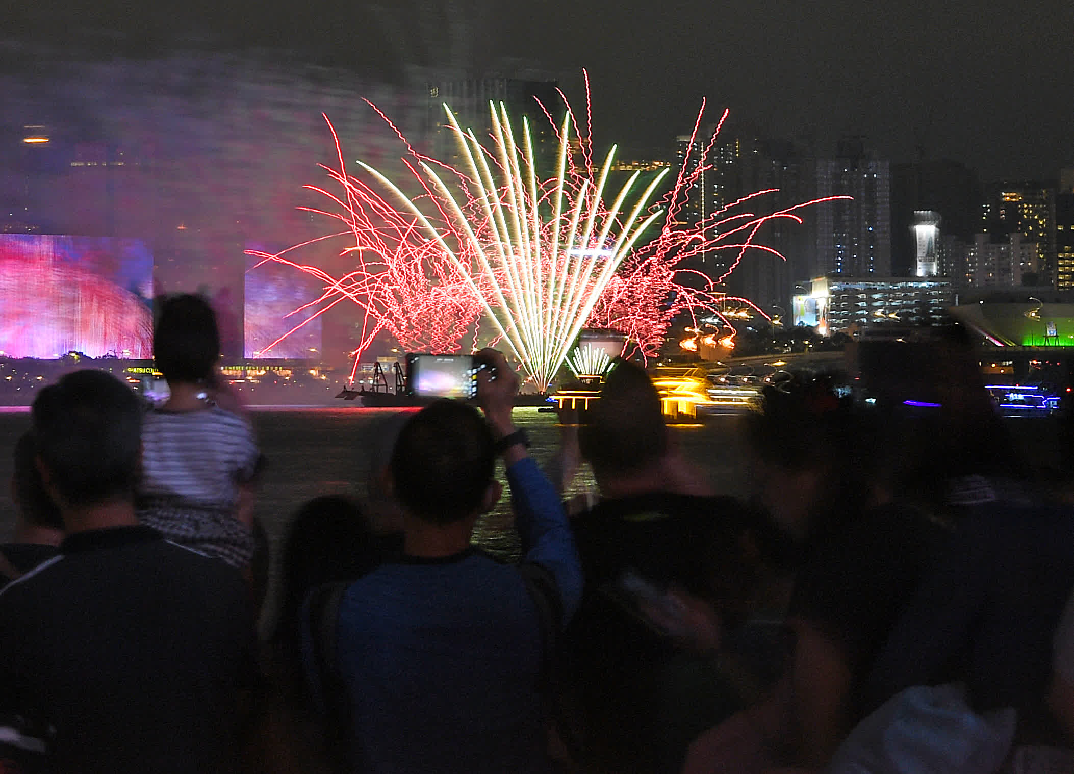 5月1日，人們觀看「五一」海上煙火表演。（新華社）