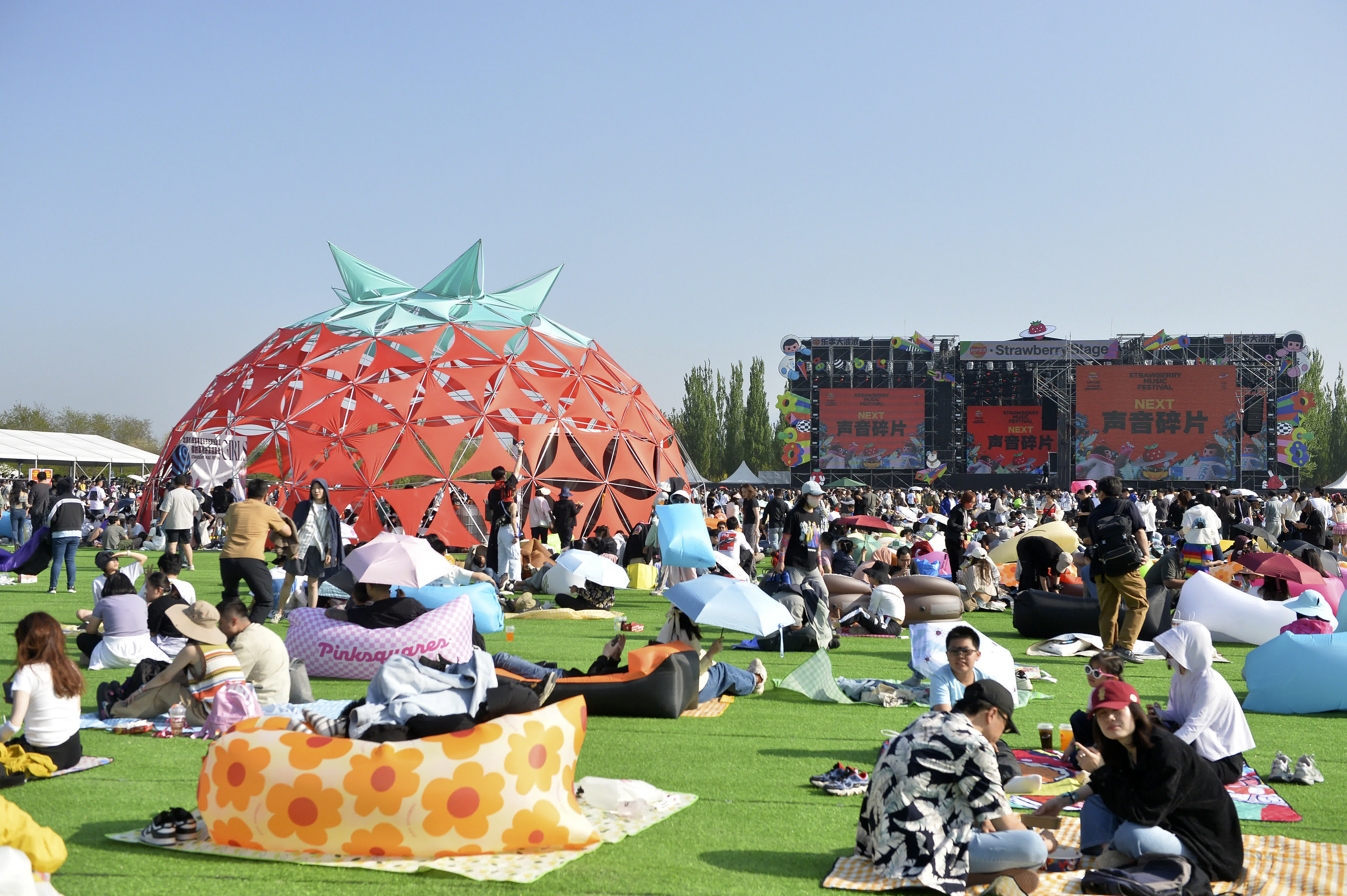 這是5月2日拍攝的北京超級草莓音樂節現場。（新華社）