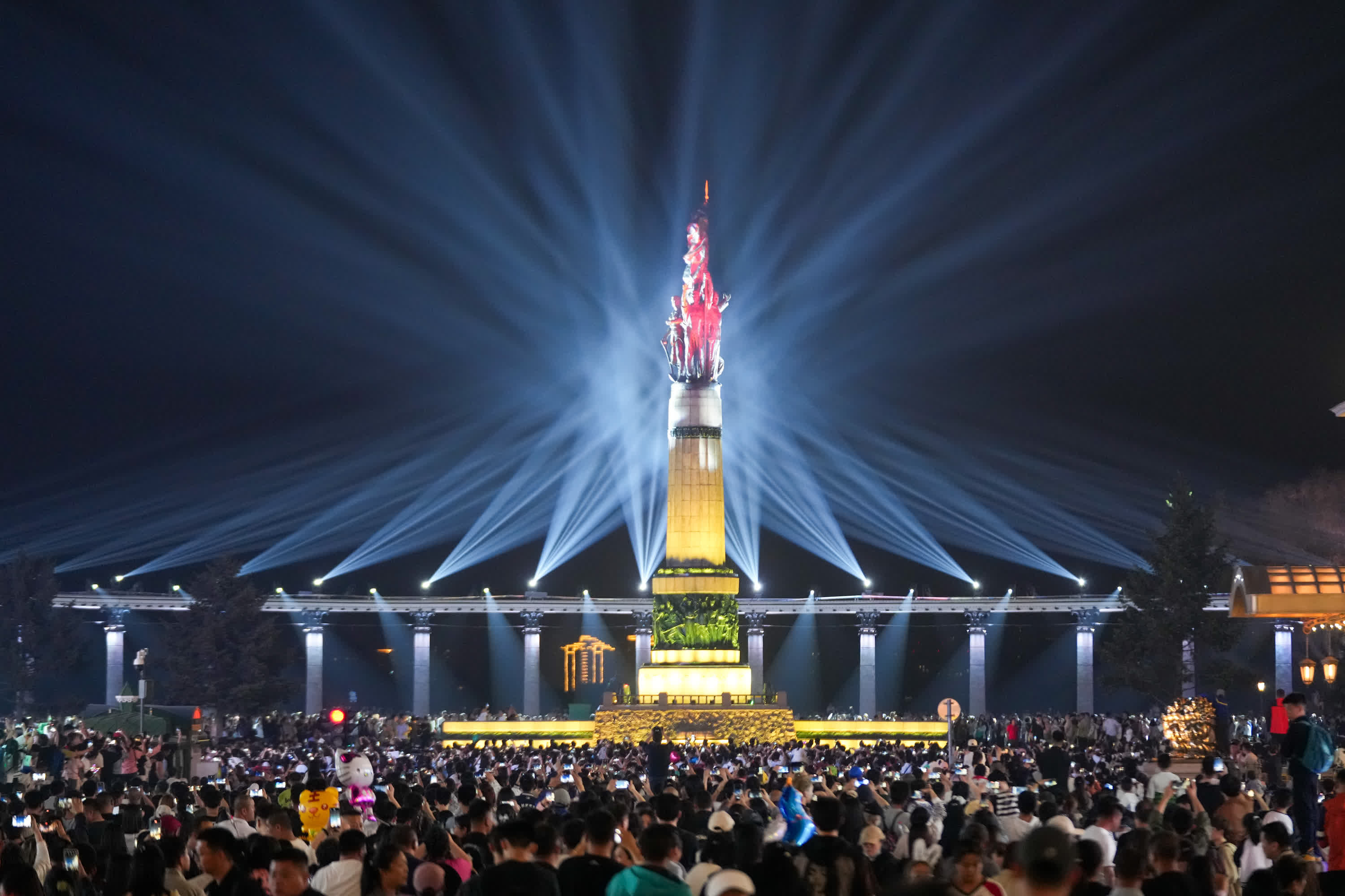 5月3日，人們在哈爾濱防洪紀念塔廣場觀賞光影秀。（新華社）